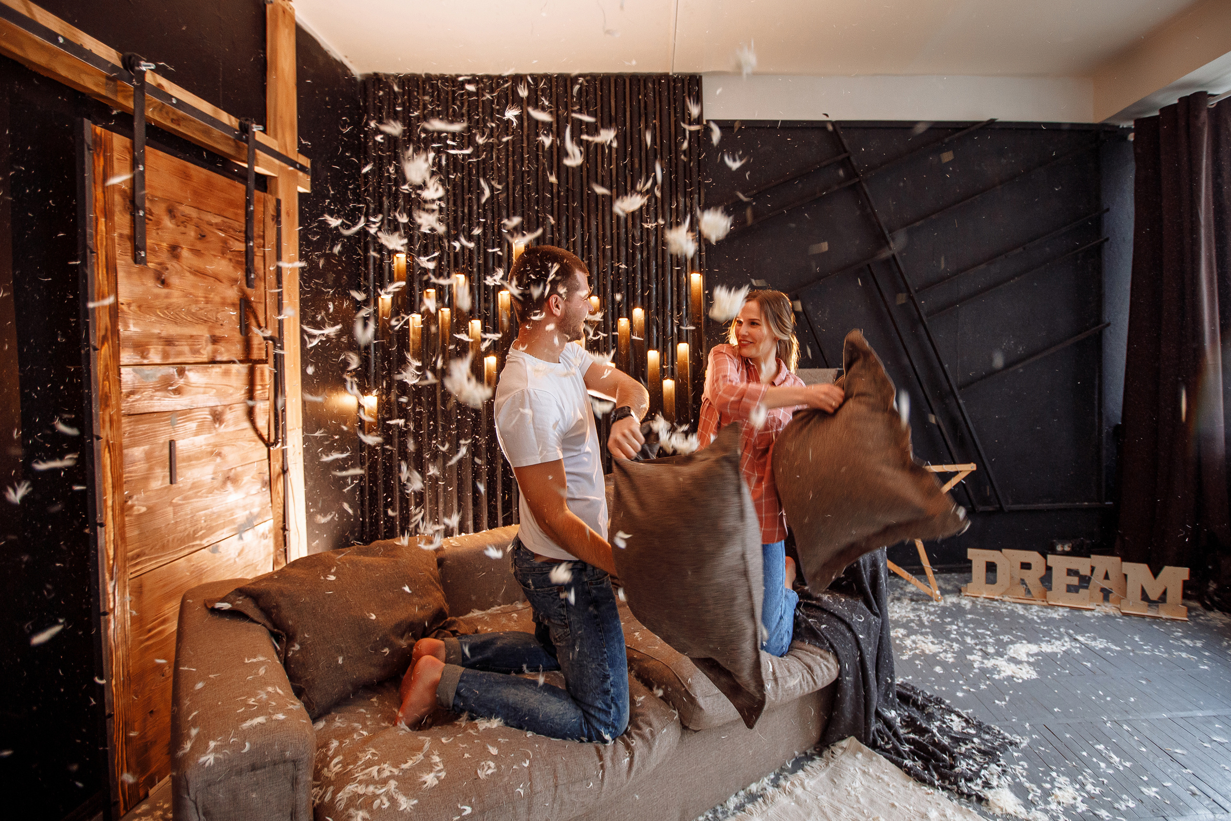 Андрей & Екатерина фотосессия в перьях. Свадебный и семейный фотограф в Твери, Москве, Санкт-Петербурге