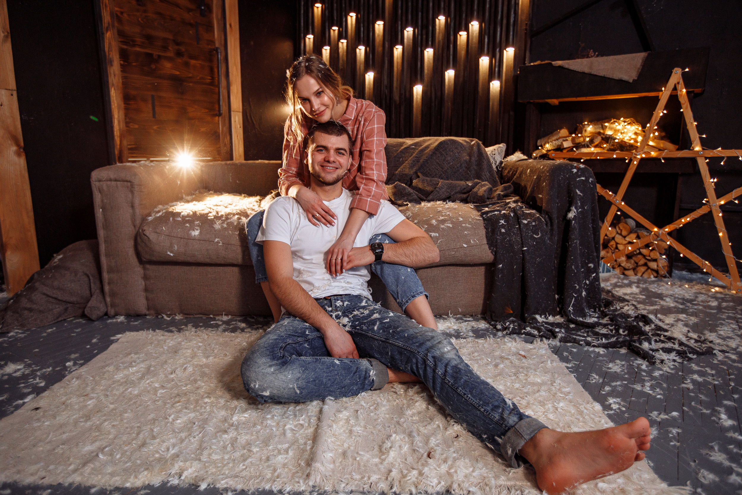 Андрей & Екатерина фотосессия в перьях. Свадебный и семейный фотограф в Твери, Москве, Санкт-Петербурге