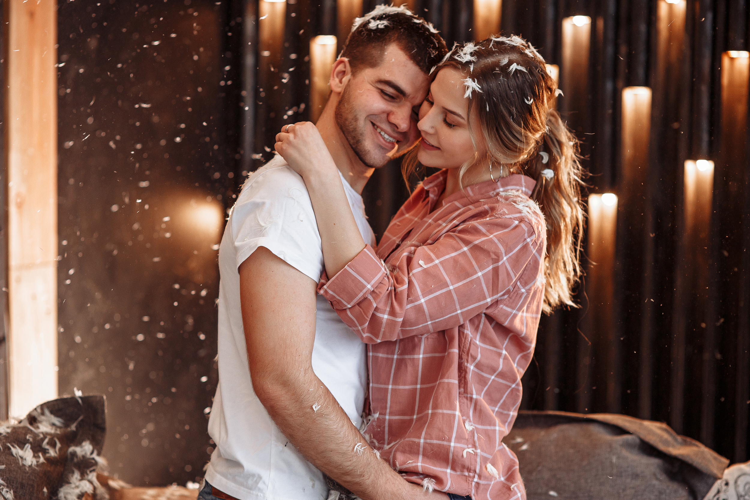 Андрей & Екатерина фотосессия в перьях. Свадебный и семейный фотограф в Твери, Москве, Санкт-Петербурге