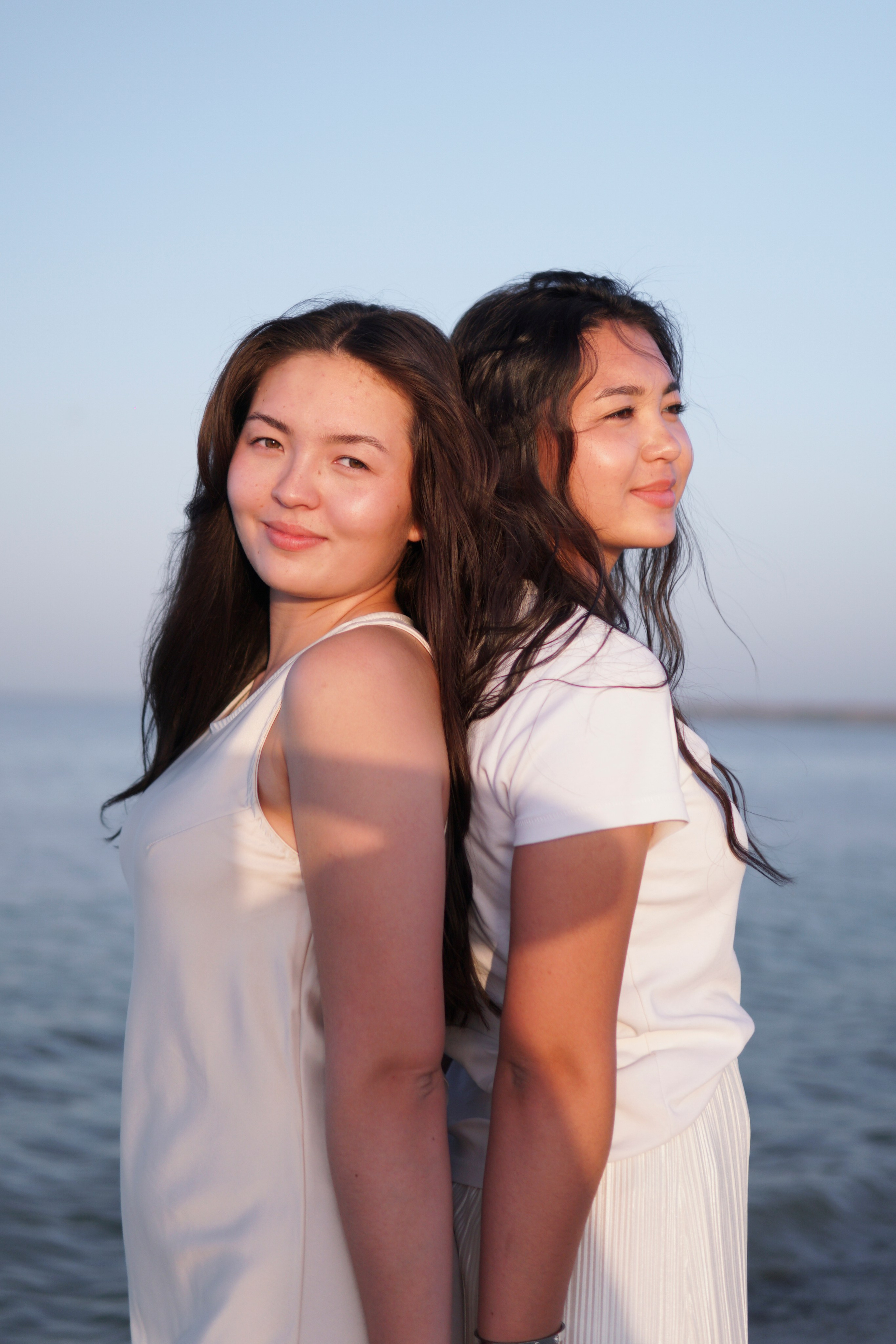 Сестры у моря в Ростове-на-Дону. Фотосессия за городом. Фотограф в Ростове-на-Дону Марина Мальцева