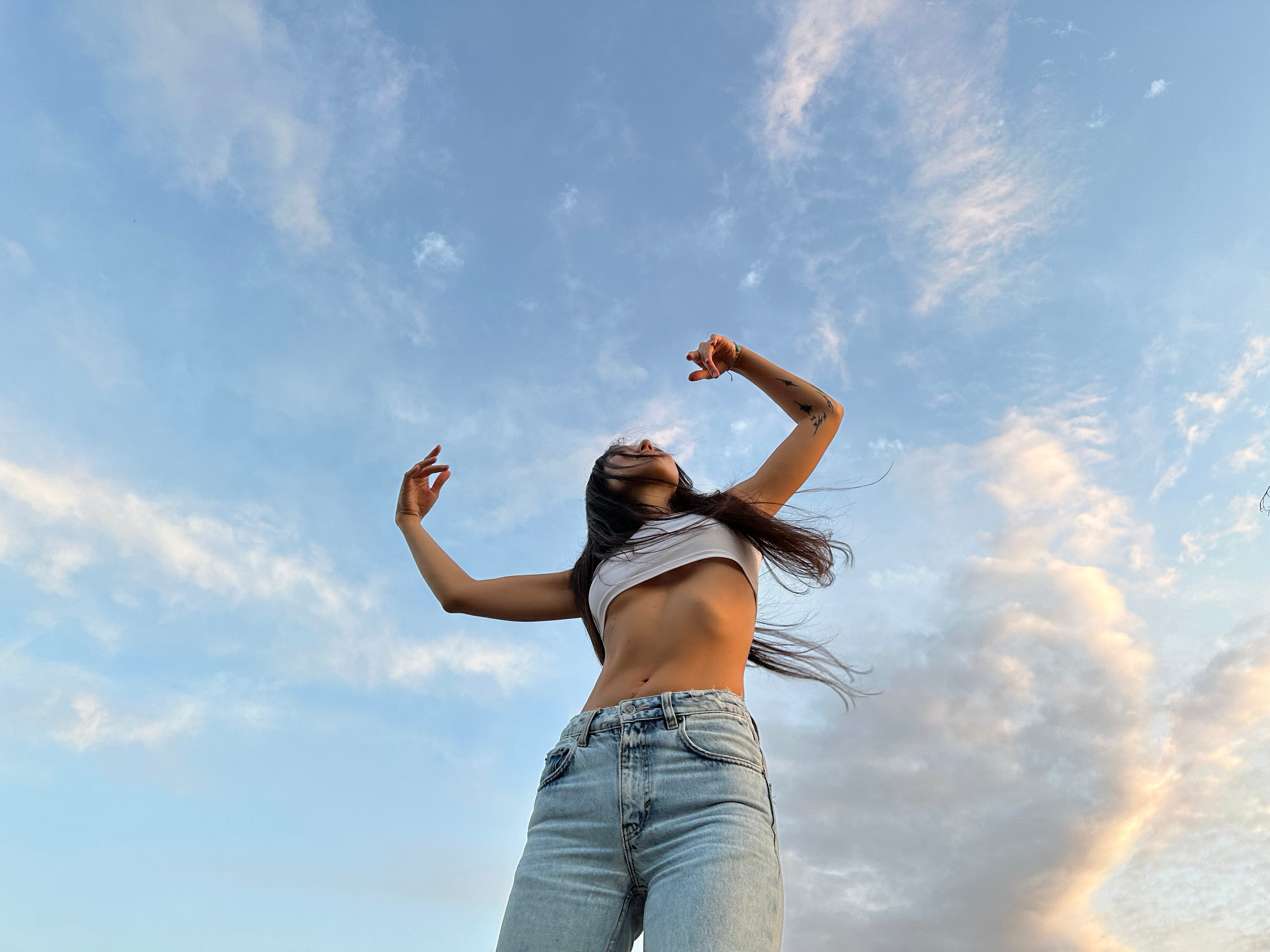 девушка танцует на фоне неба Бишкек фотография 