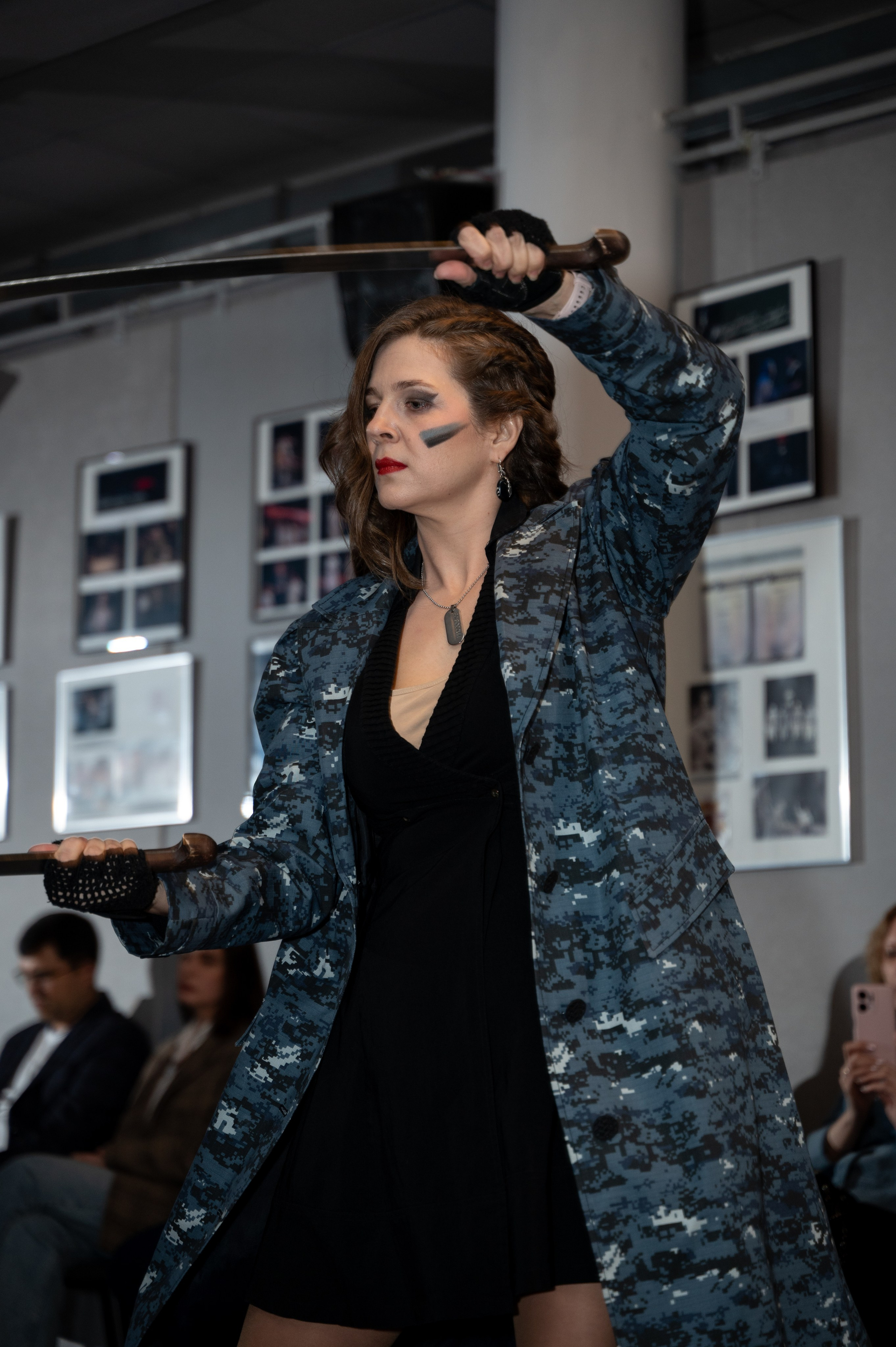 Закрытый показ милитари «Своя трансформация» дизайнера Юлии Бойченко | 24.04.2025. Фотограф в Омске Елизавета Кириллова