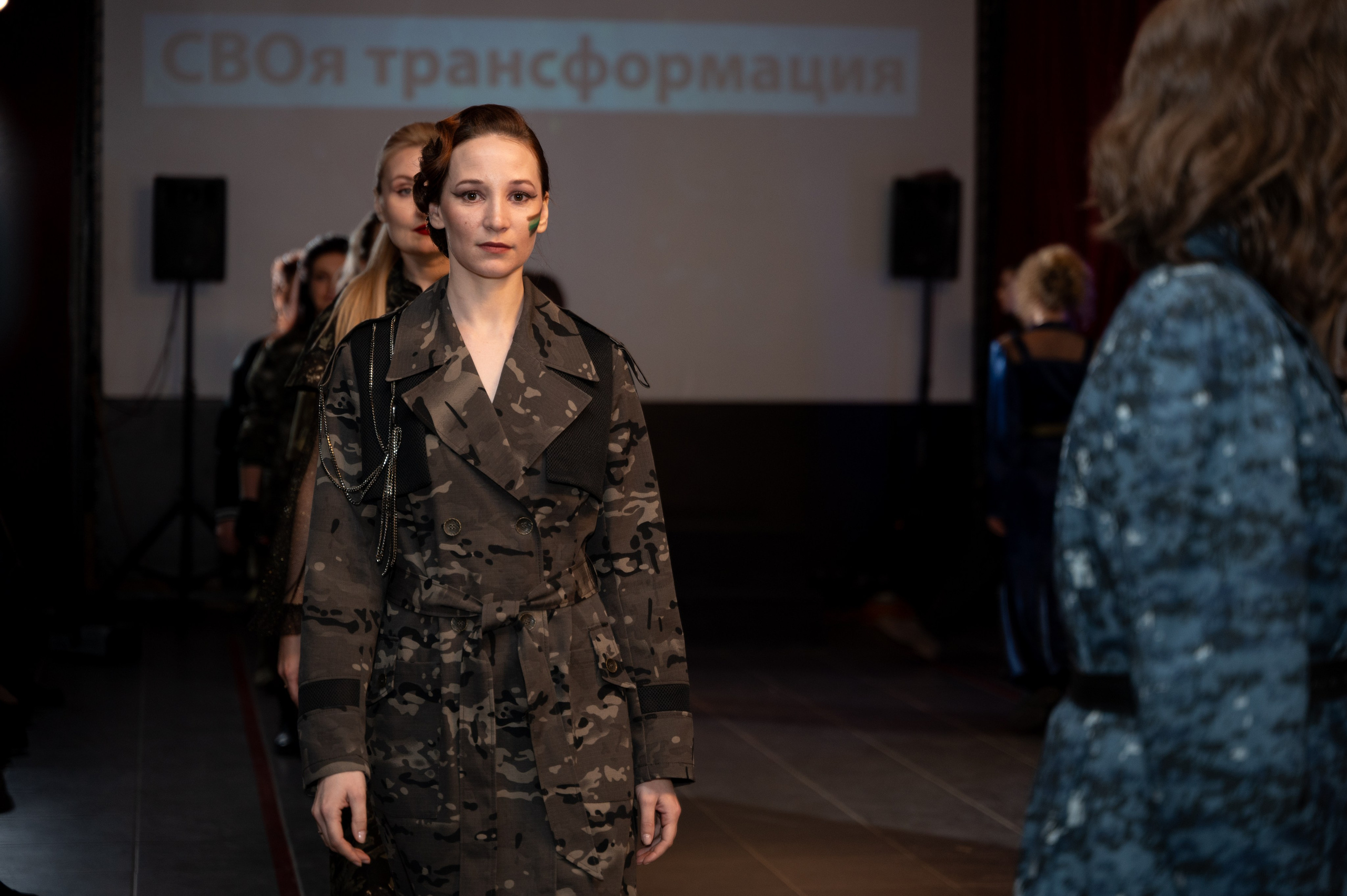 Закрытый показ милитари «Своя трансформация» дизайнера Юлии Бойченко | 24.04.2025. Фотограф в Омске Елизавета Кириллова