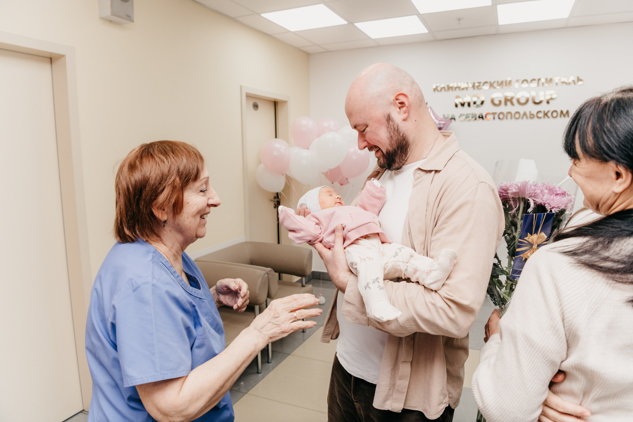 Выписка малышки. Мать и дитя на Севастопольском. Фотограф на выписку из роддома в Москве и МО