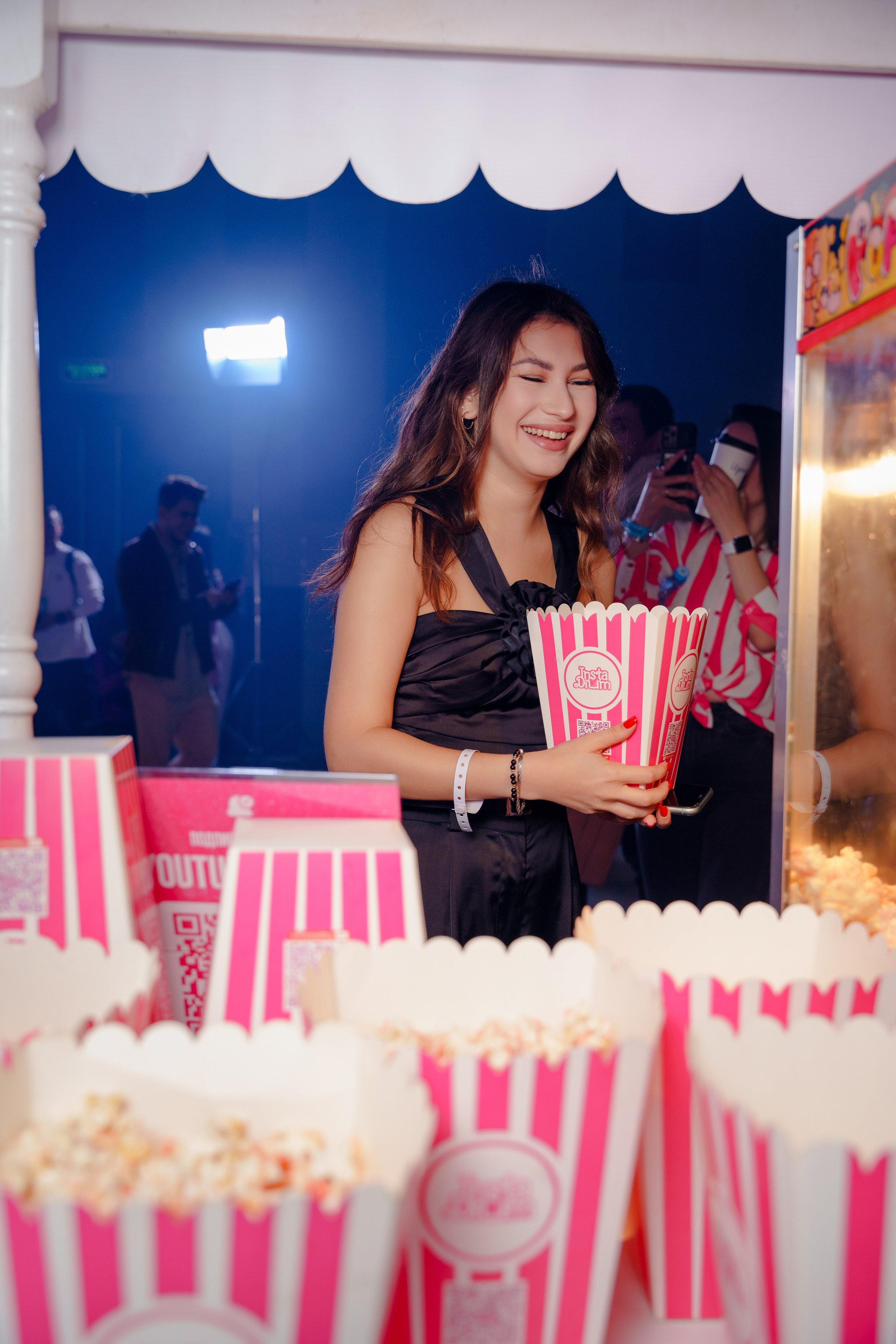 девушка с поп корном