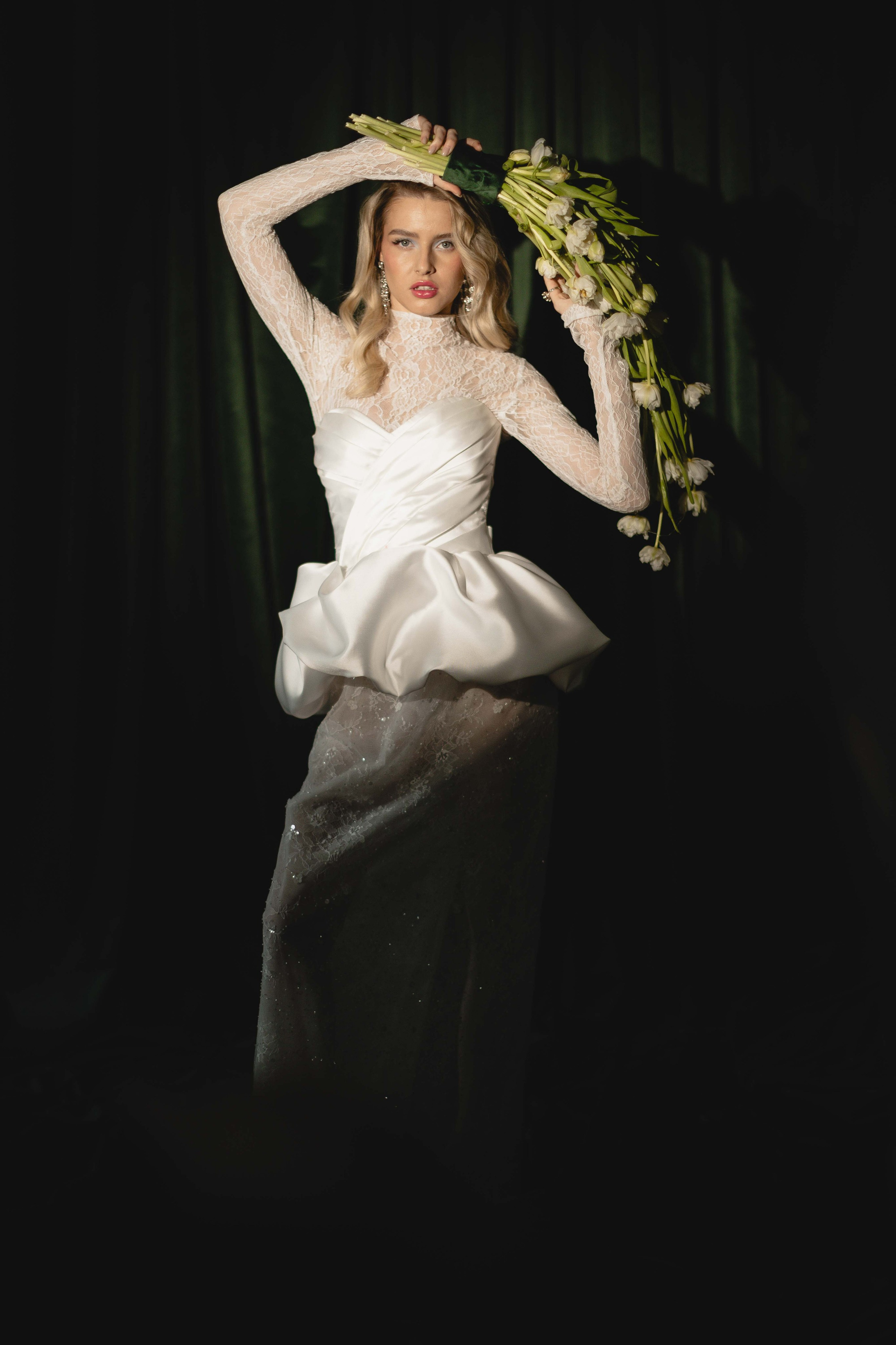 Счастливая пара позирует на свадебной фотосессии на фоне зеленой ткани в театре ,фэшн съемка ,топ 100 — свадебный фотограф Алена Межевова