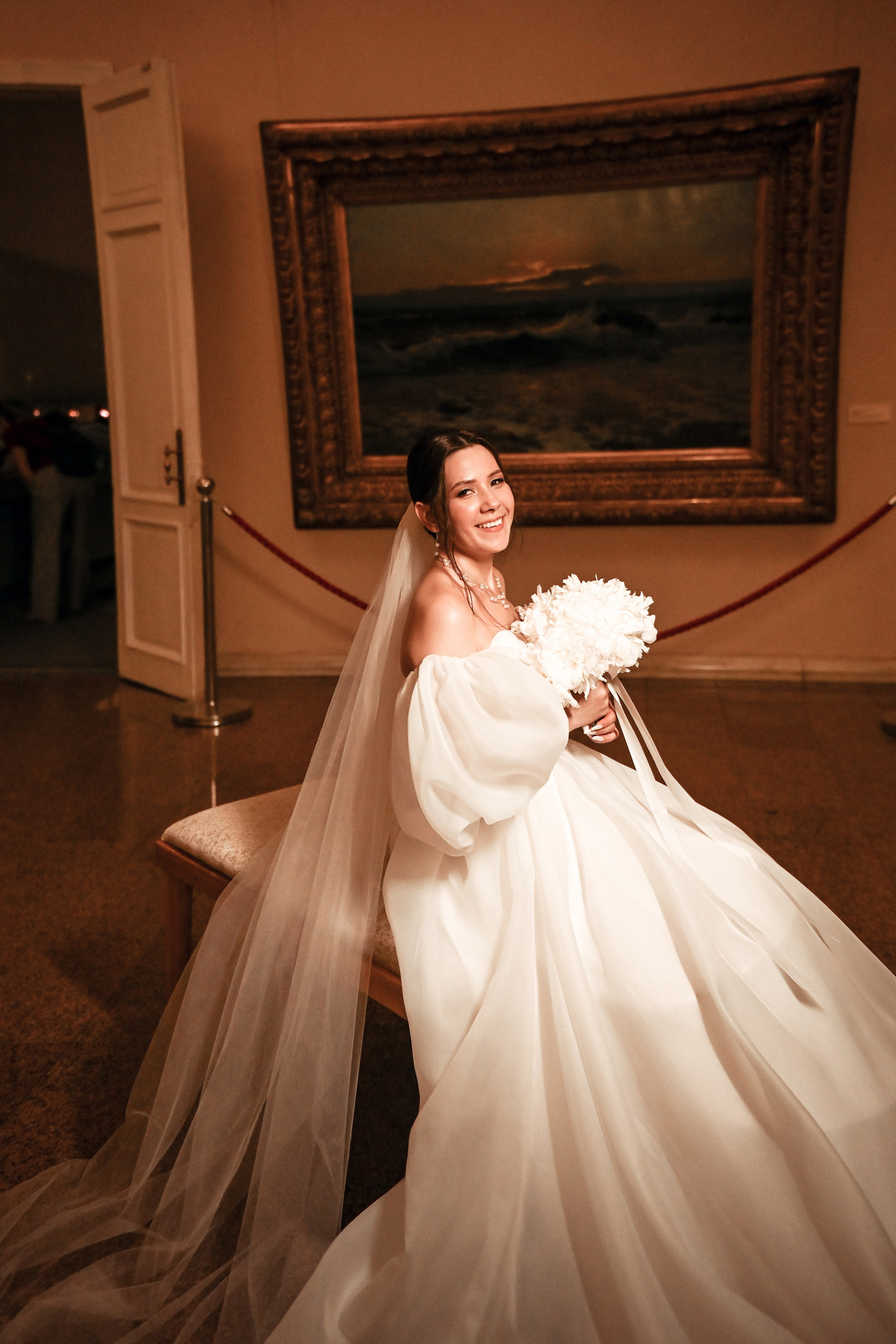 Небольшая свадебная серия в музее и прогулкой под дождем Эльмиры и Ризата. Свадебный, семейный, детский, контент фотограф в Омске Максим Ильин