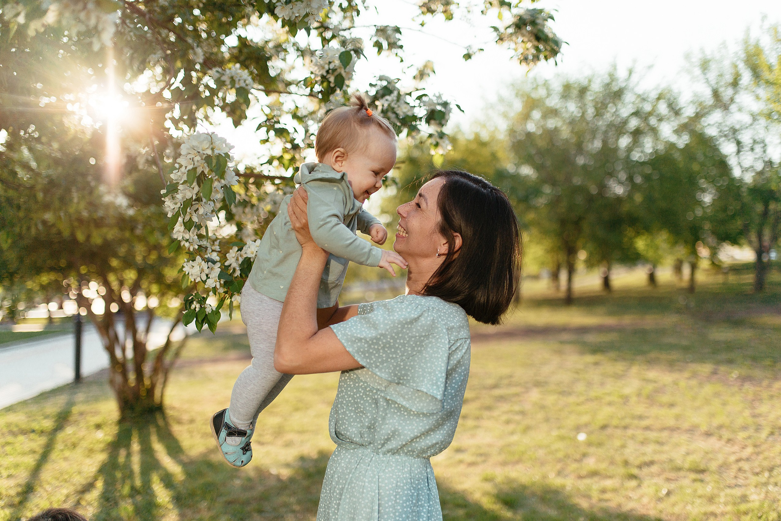 Семейная фотосессия на набережной. Семейный фотограф Дарья Едапина Новосибирск. Фотограф Дарья Едапина Новосибирск
