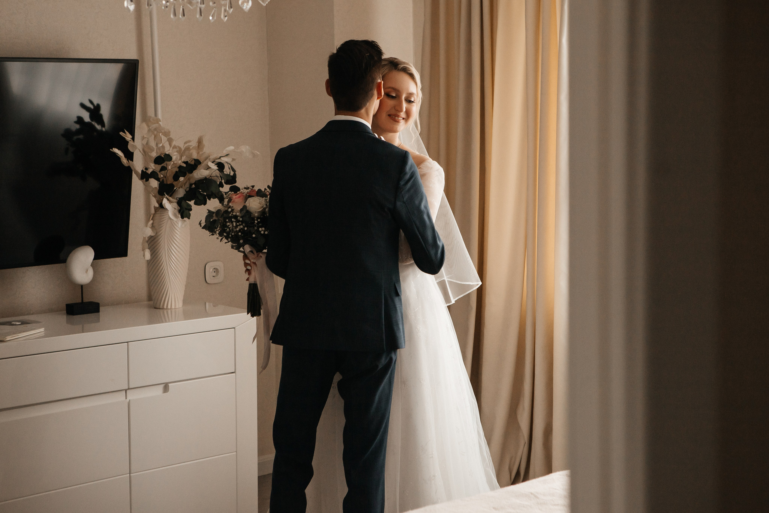 Евгения и Николай утренние сборы. Свадебный фотограф Виктория Чуйко Магнитогорск. Визуал для бизнеса