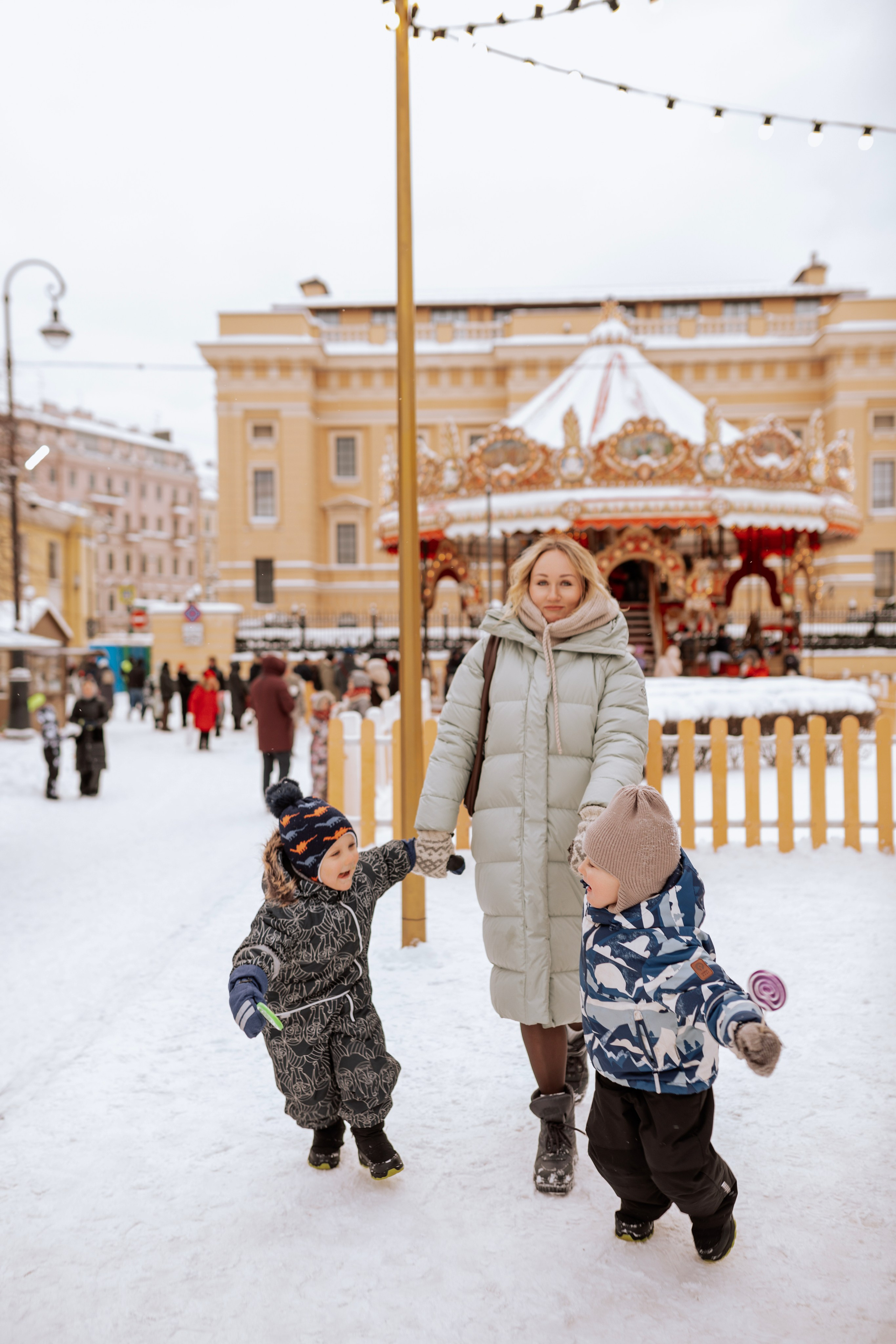 Семейная, Манежная площадь