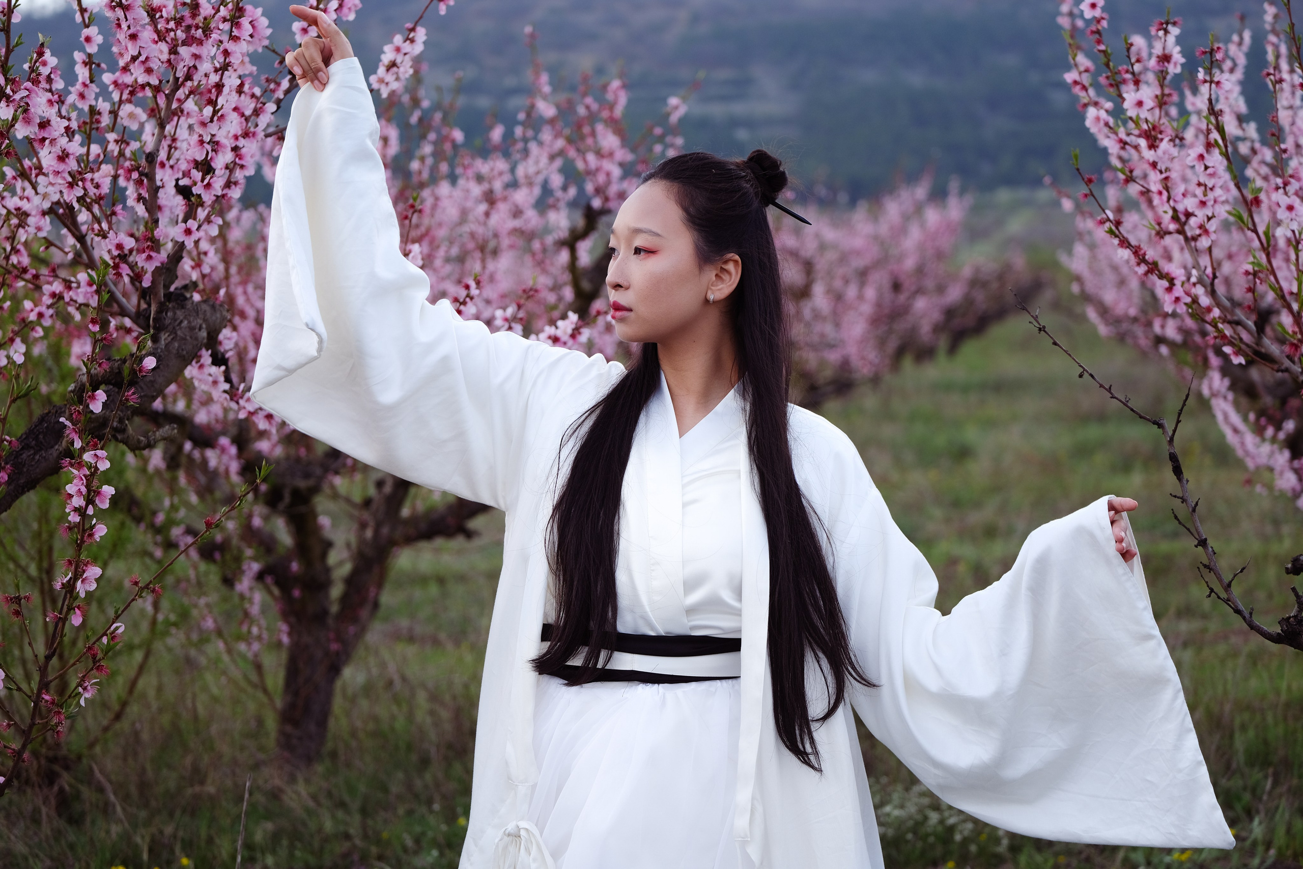 Фото в цветущих персиковых садах. Профессиональная фотосъемка в Крыму. Натуральные эмоции и живые кадры. Забронируйте дату прямо сейчас!