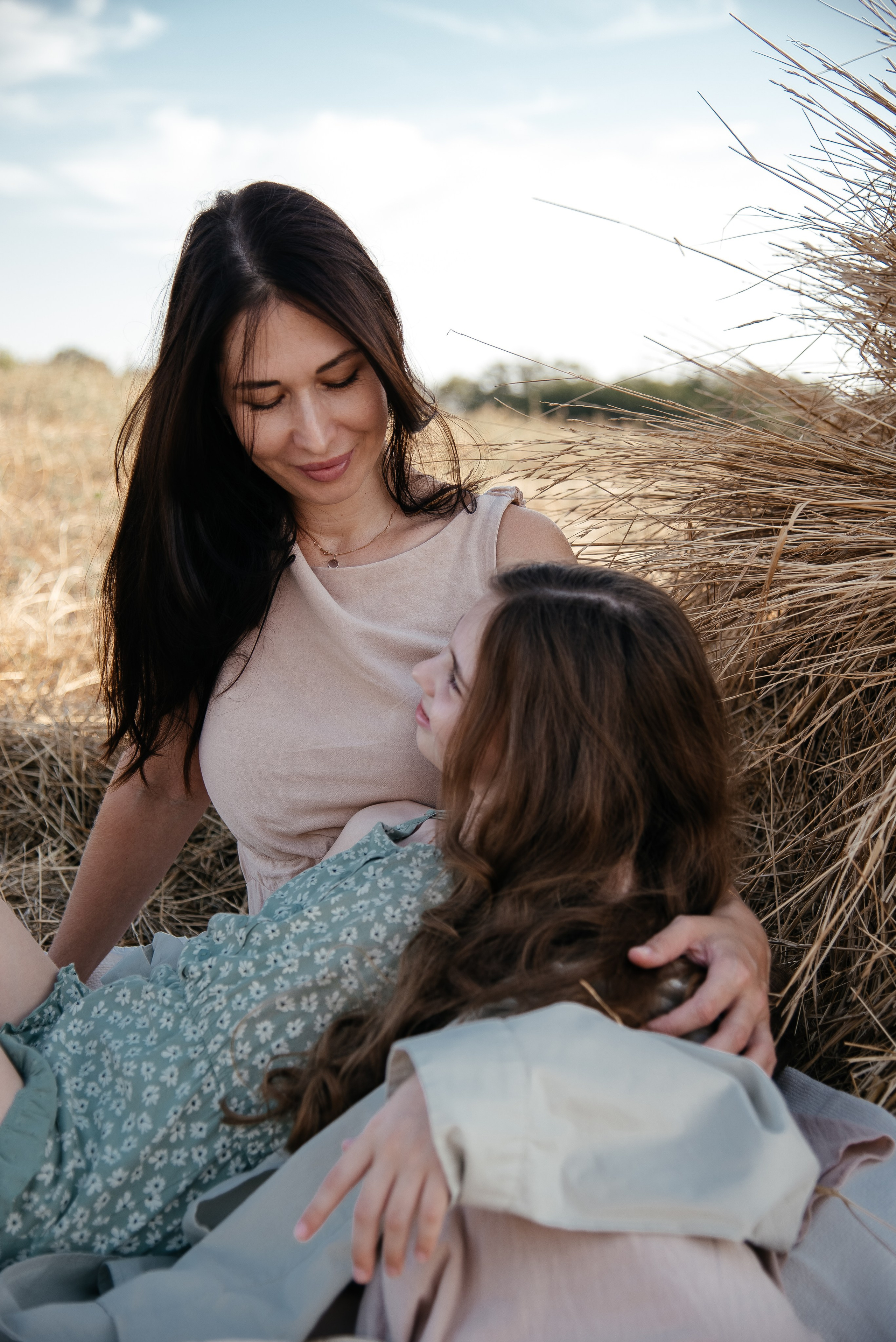 В стогах. Портретный и семейный фотограф в Геленджике Таня Ходова