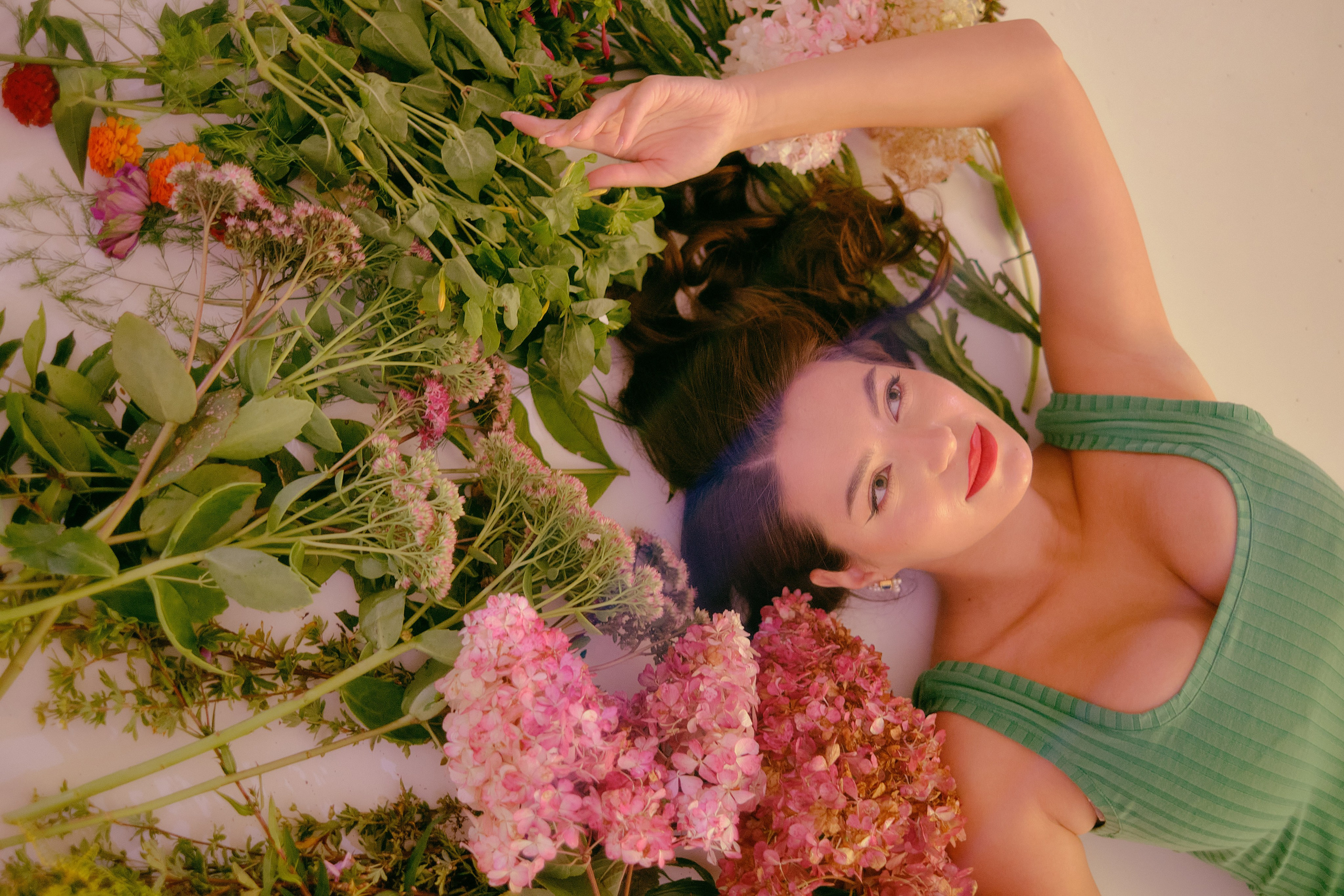 Индивидуальная съёмка в Твери, портреты я цветным светом, атмосферно, рефы с цветным светом