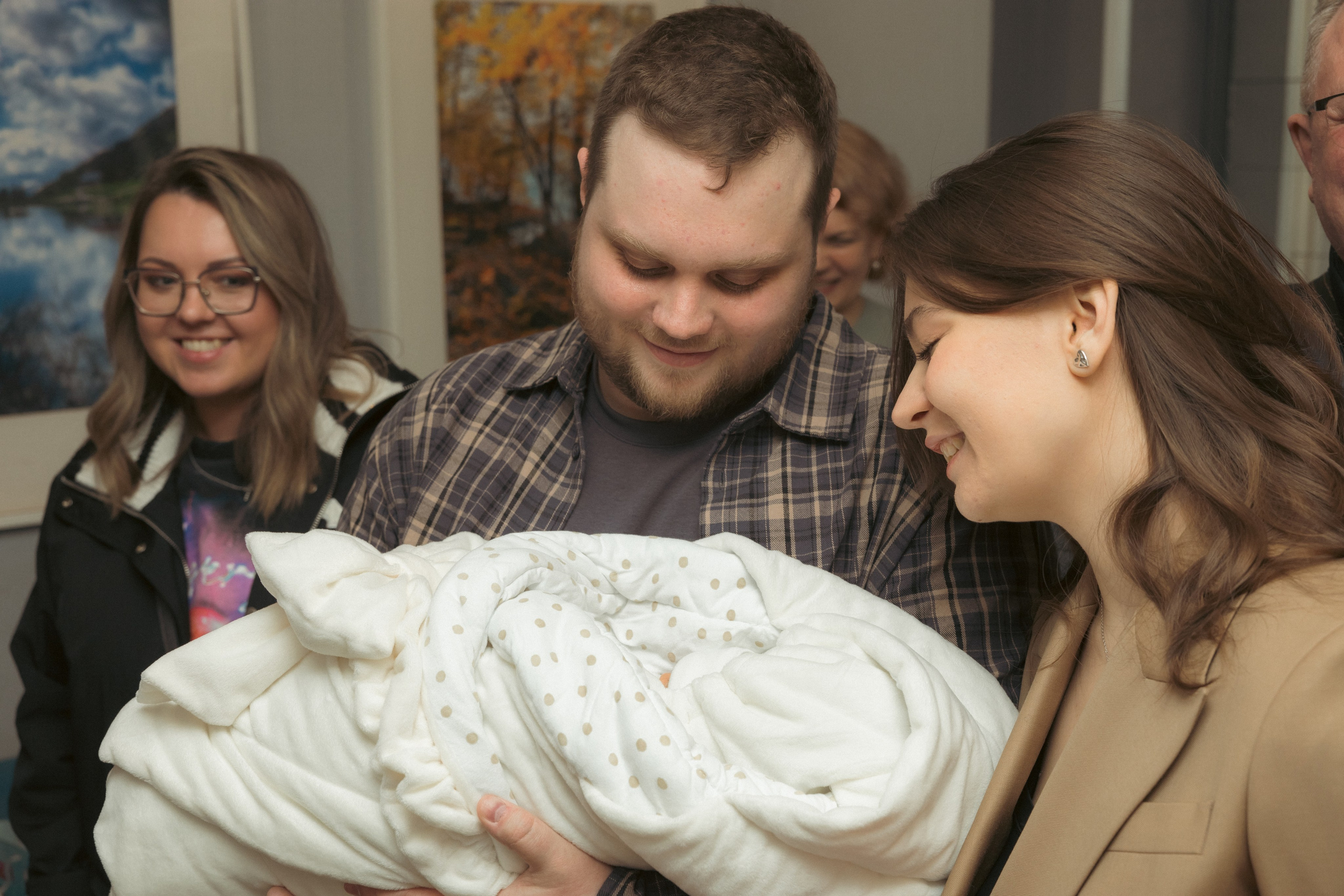 Фото выписки — заказать фотографа на выписку из роддома в Москве. Фотографы на роды в Москве. Фото и видео родов. Фотопроект «Продолжение рода»