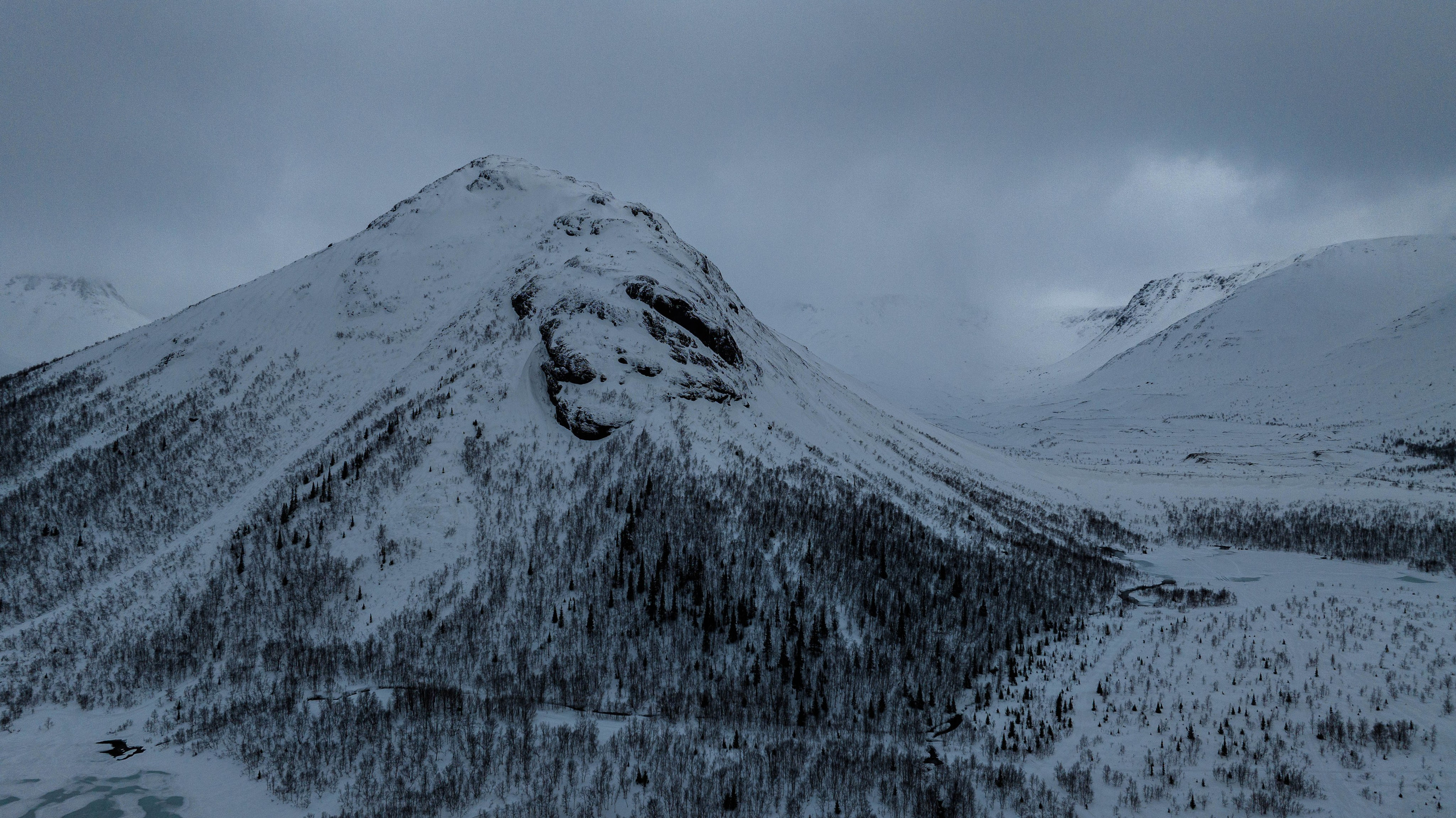 Долина реки Вудъявйорк и озеро Малый Вудъявр. Турист оптимист