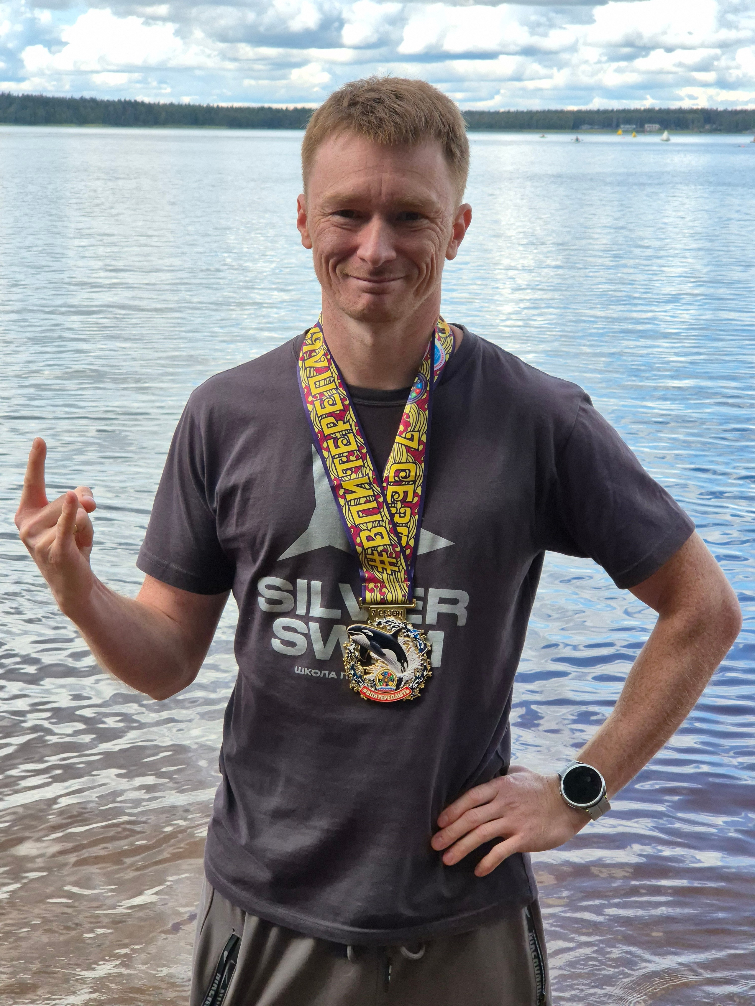 Красивые медали. Миша доволен результатом