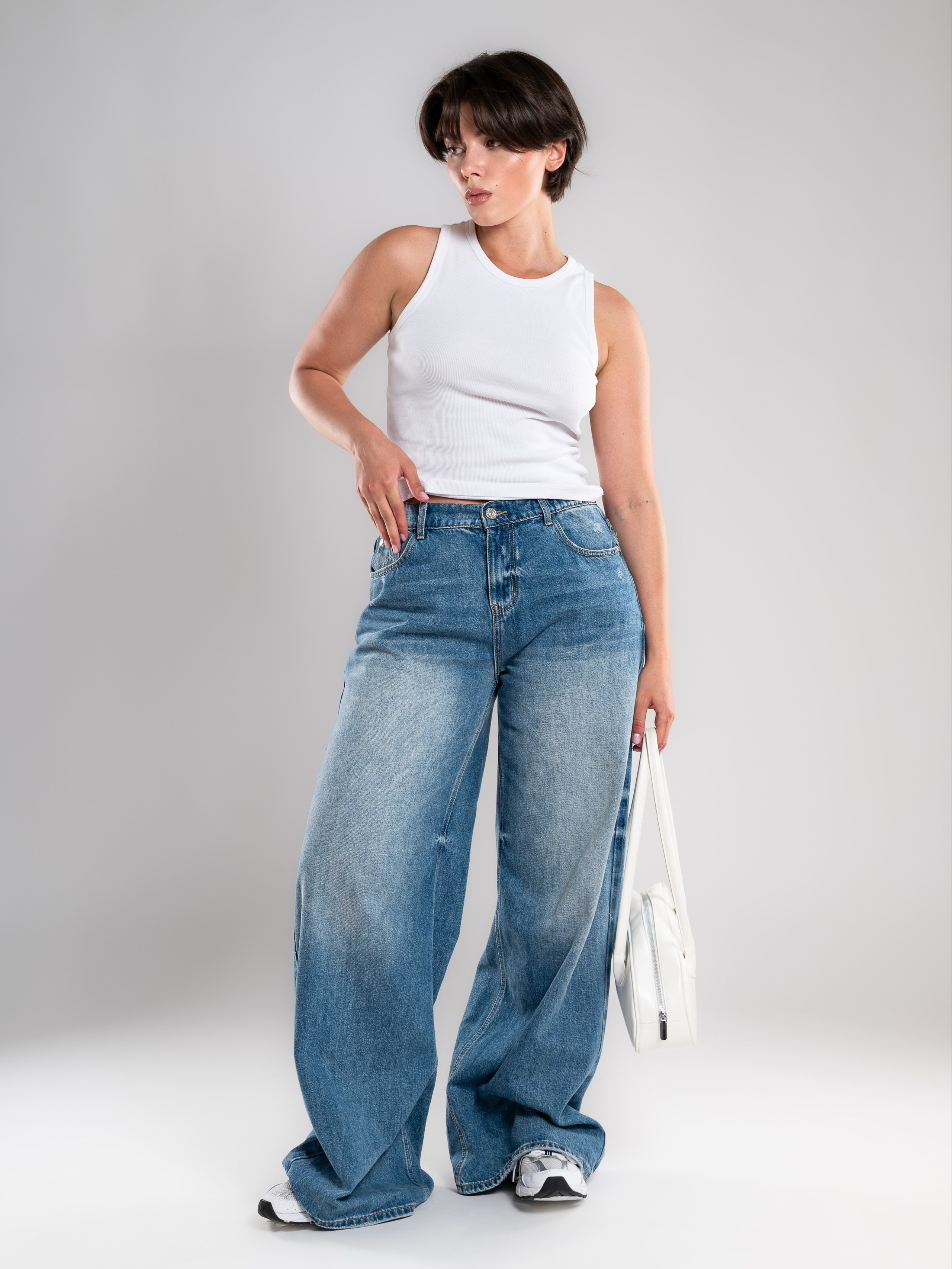 Джинсы на 2х моделях. Предметный фотограф, фото для маркетплейсов Пятигорск, КМВ