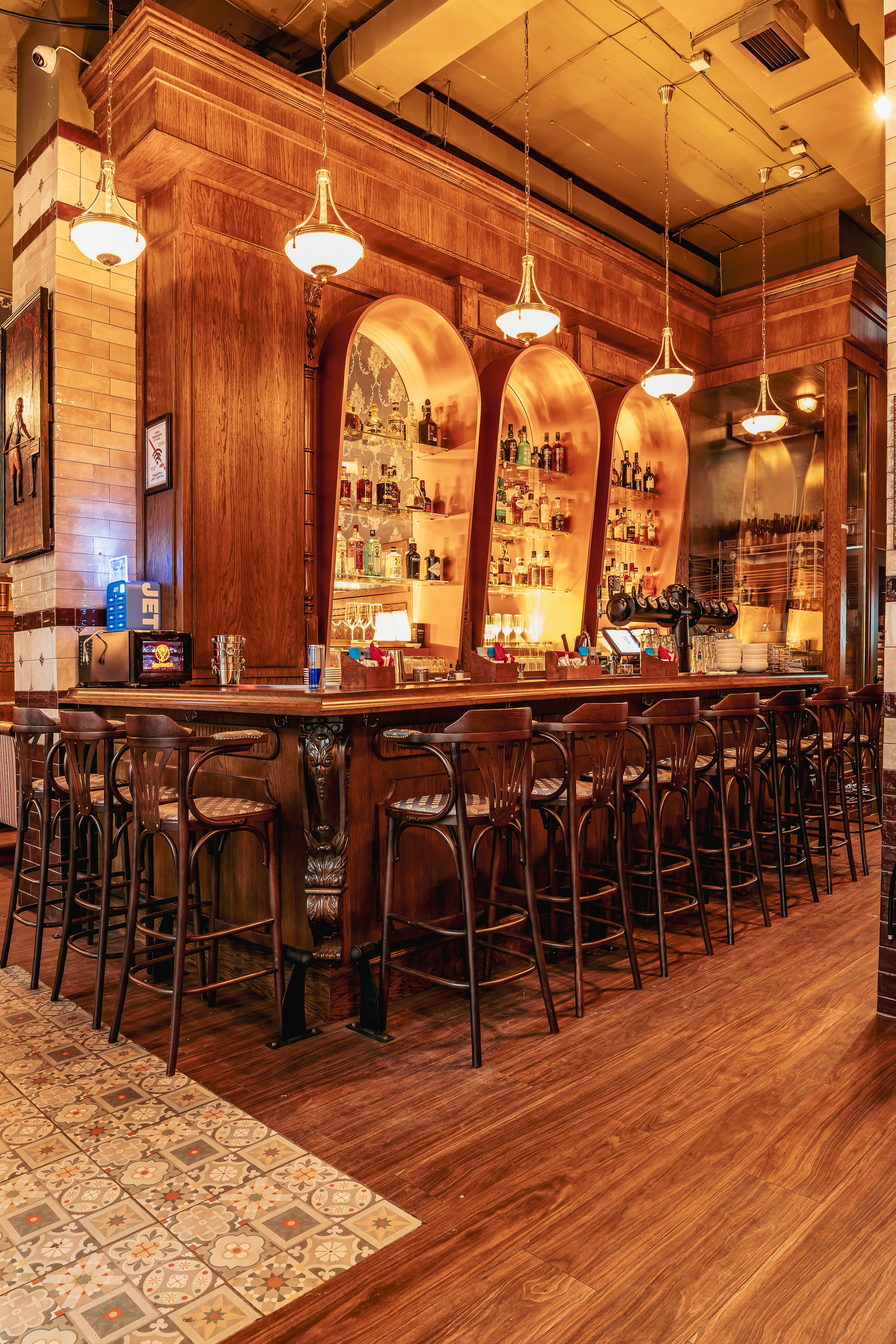 Алматы, Fuller's 4you — камерный паб в верхней части города, апрель 2025. Интерьерный фотограф Алматы