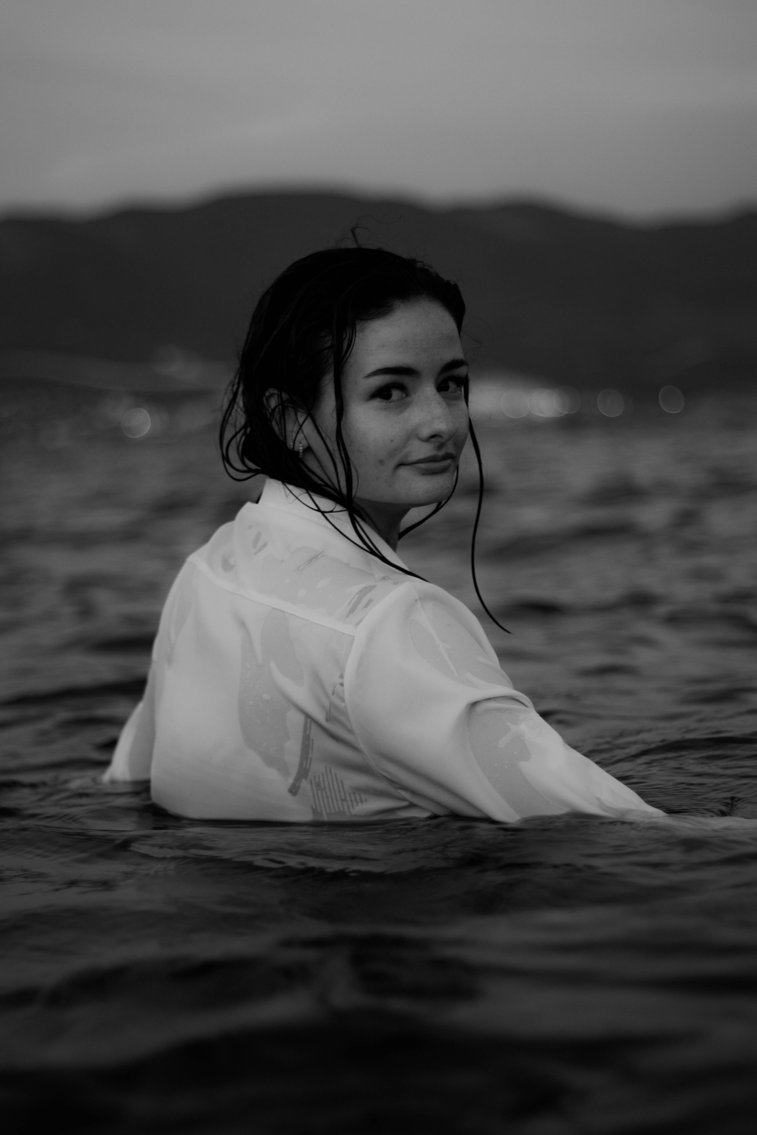 «Невесомость волн: девушка и море». Уличный фотограф Города N