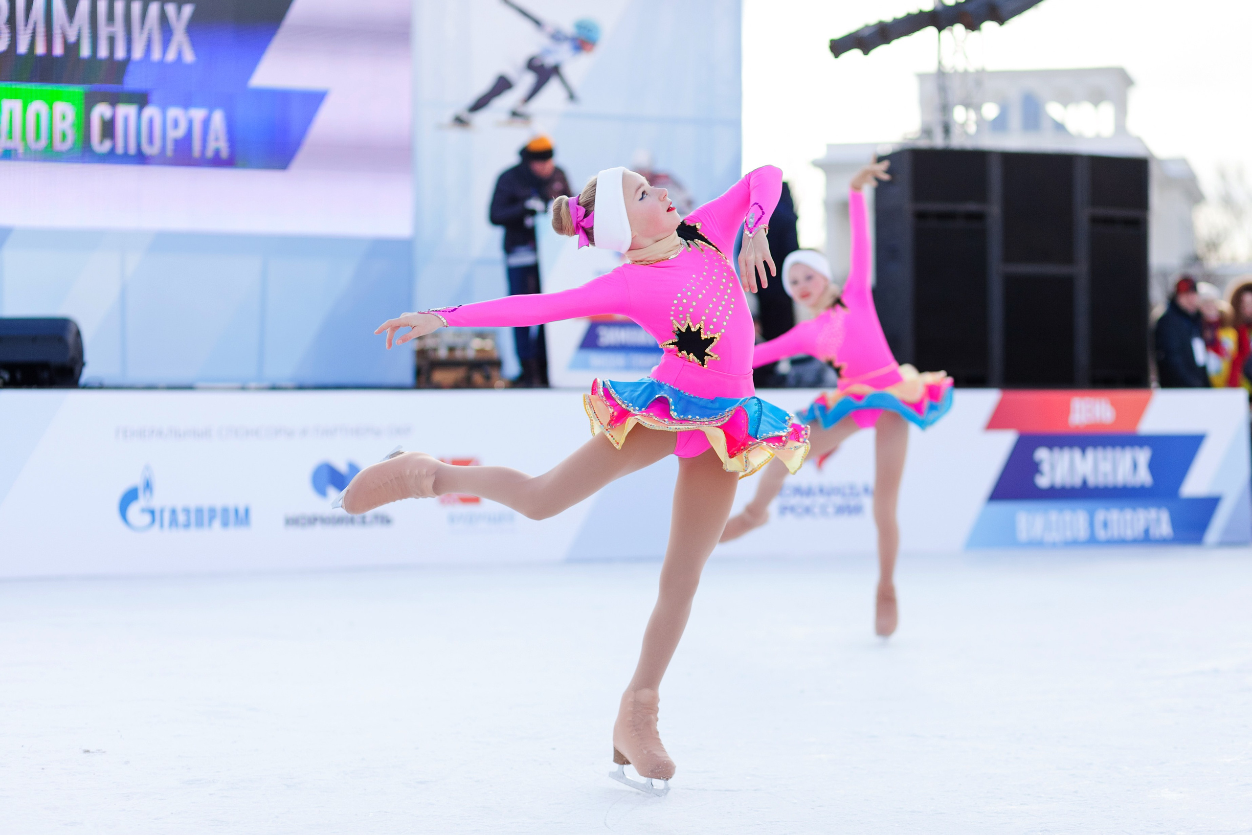 девушка фигуриста выступает на фестивале зимних видов спорта