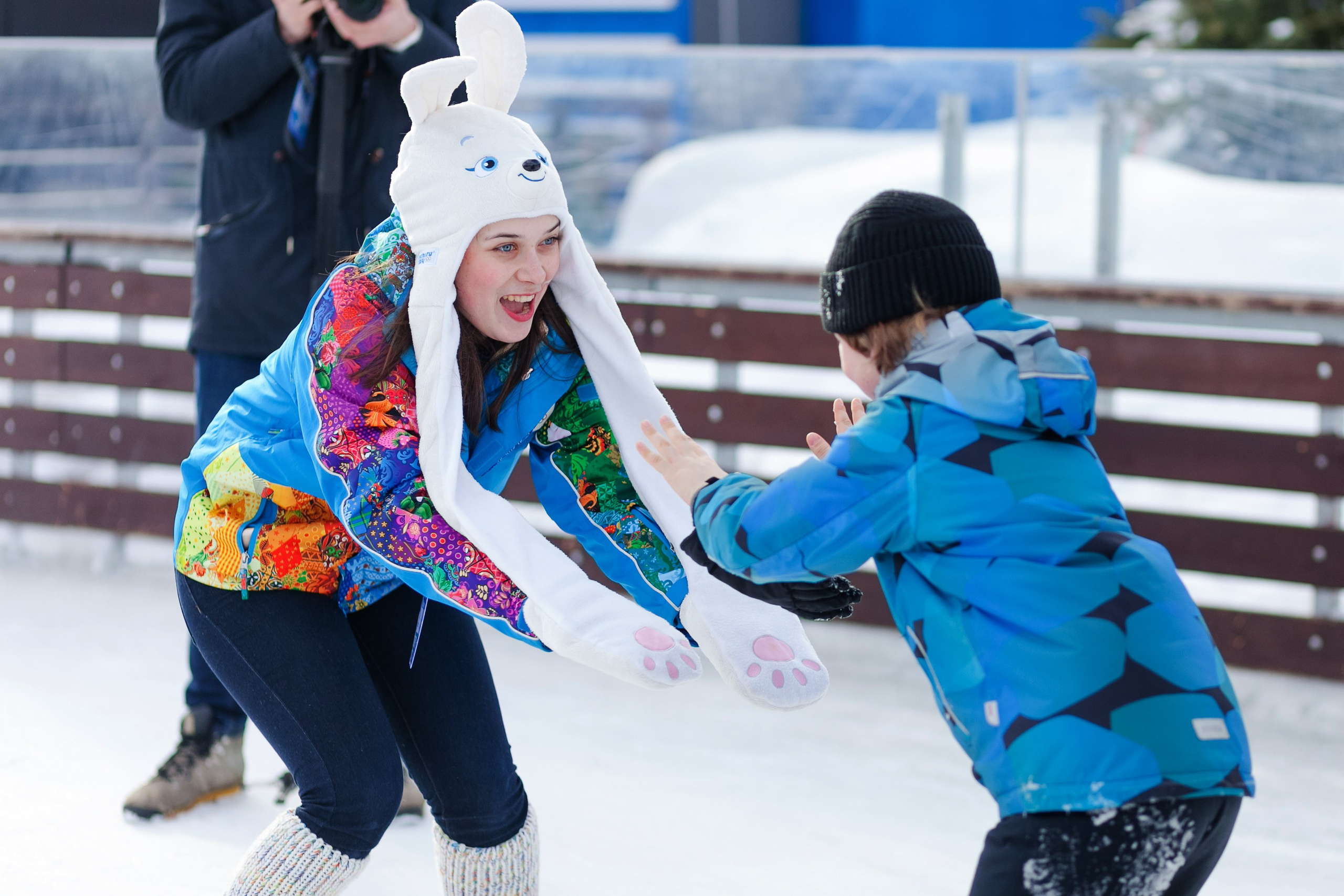 Девушка в забавной шапке с ушами кролика дает пять мальчику