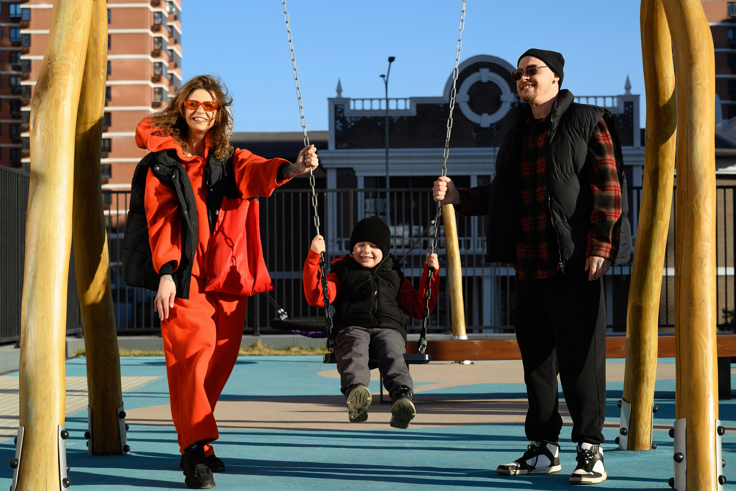 Динамичная семейная фотосессия на детской площадке в Краснодаре.