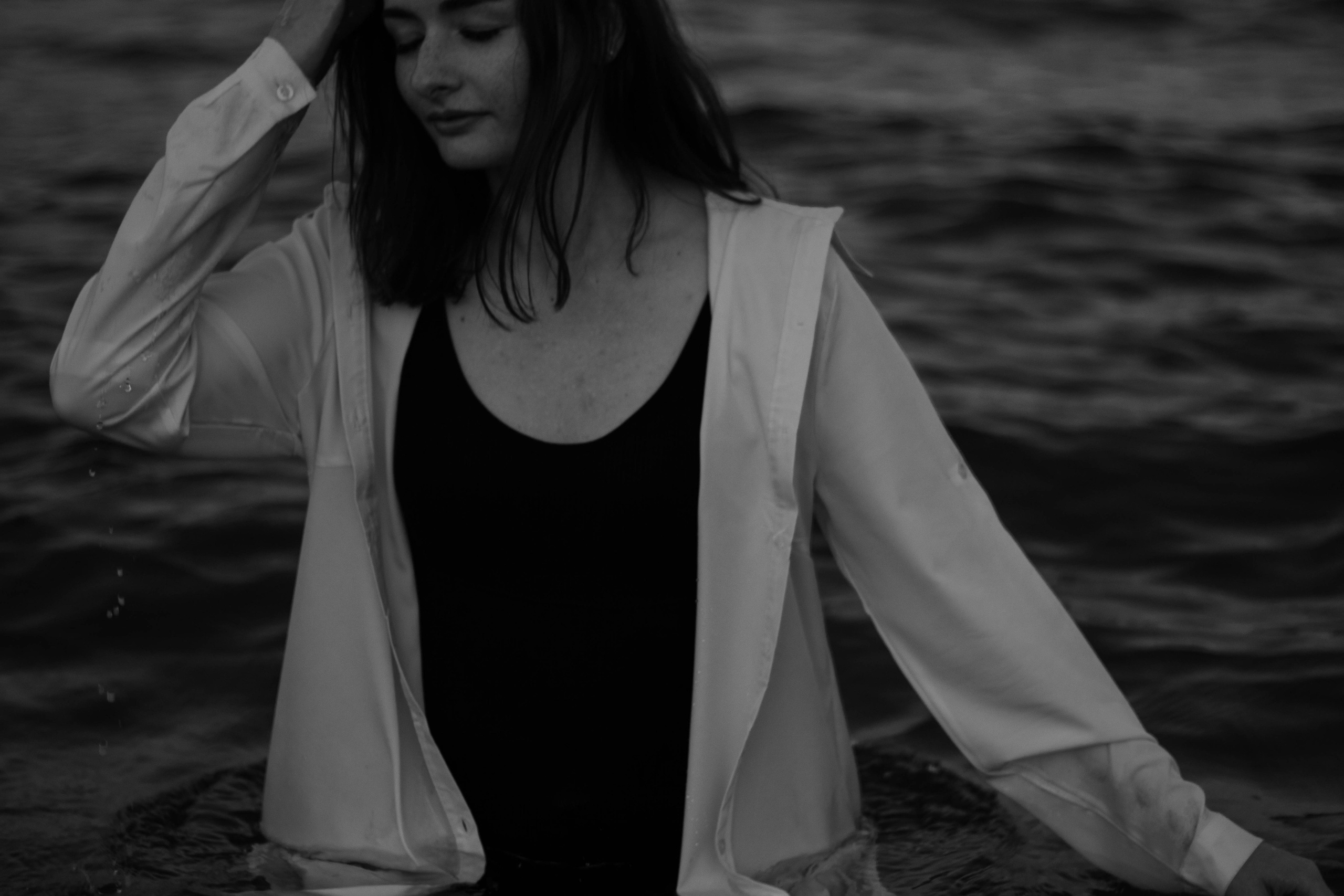 «Невесомость волн: девушка и море». Уличный фотограф Города N