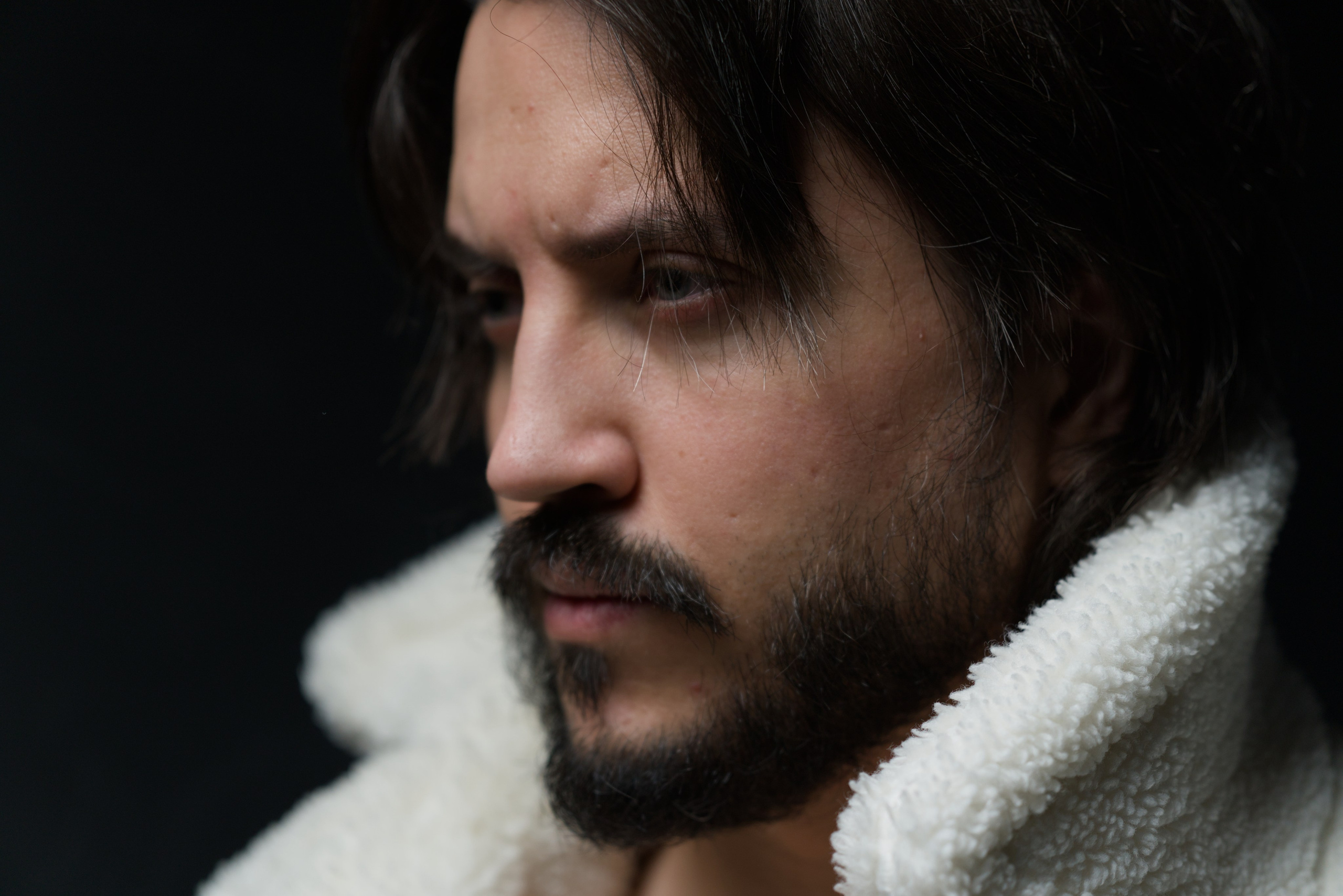 Мужской портрет в белой шубе. Мир глазами Саши Д