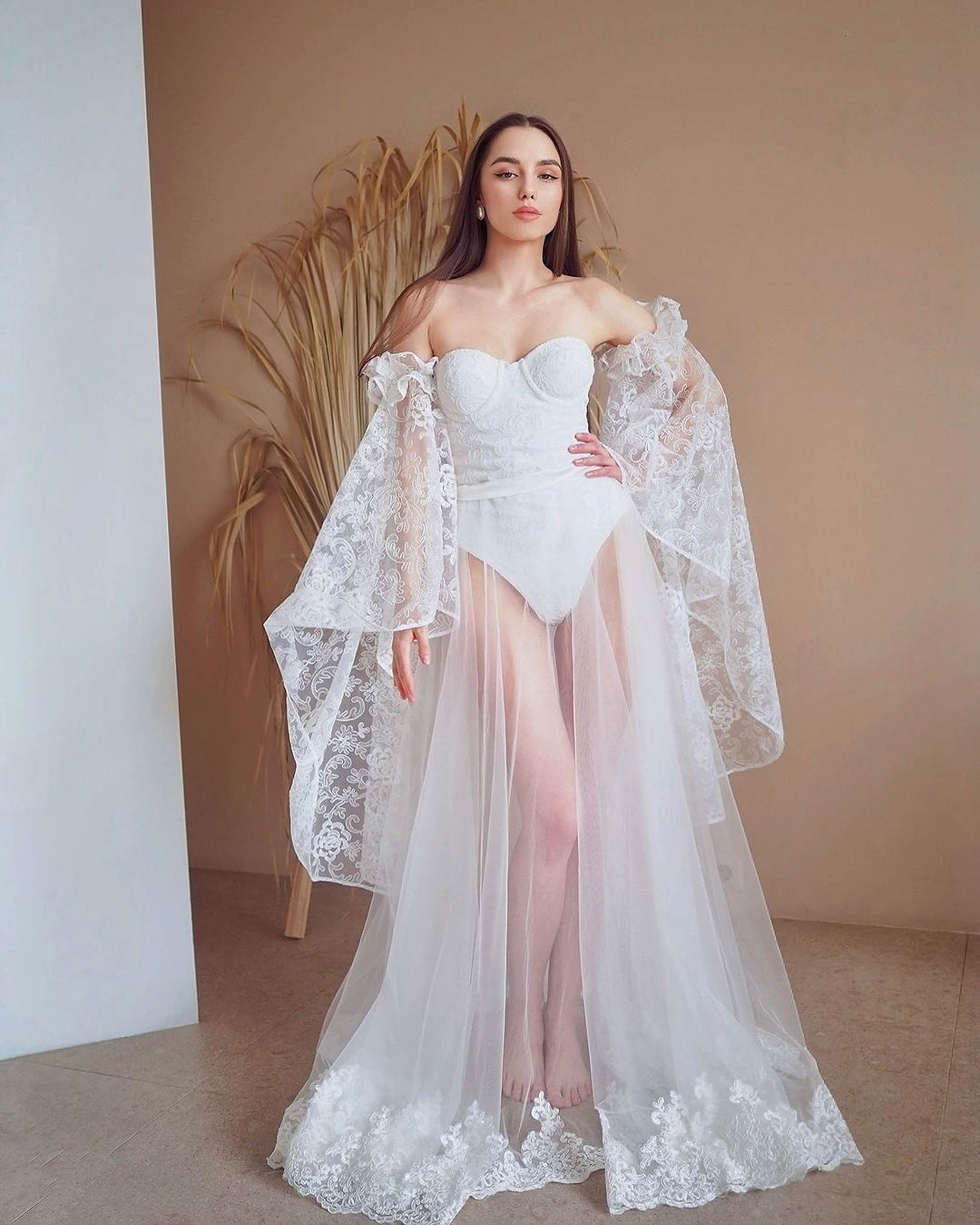 Девушка в кружевном прозрачном платье