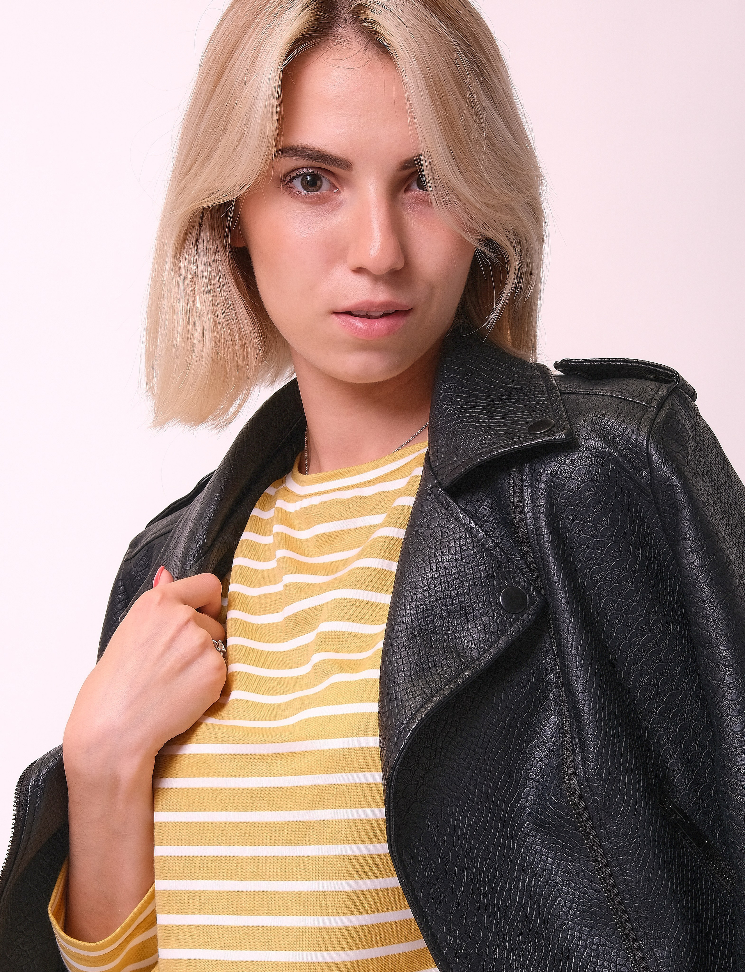 Фотоальбом с избранными женскими портретами