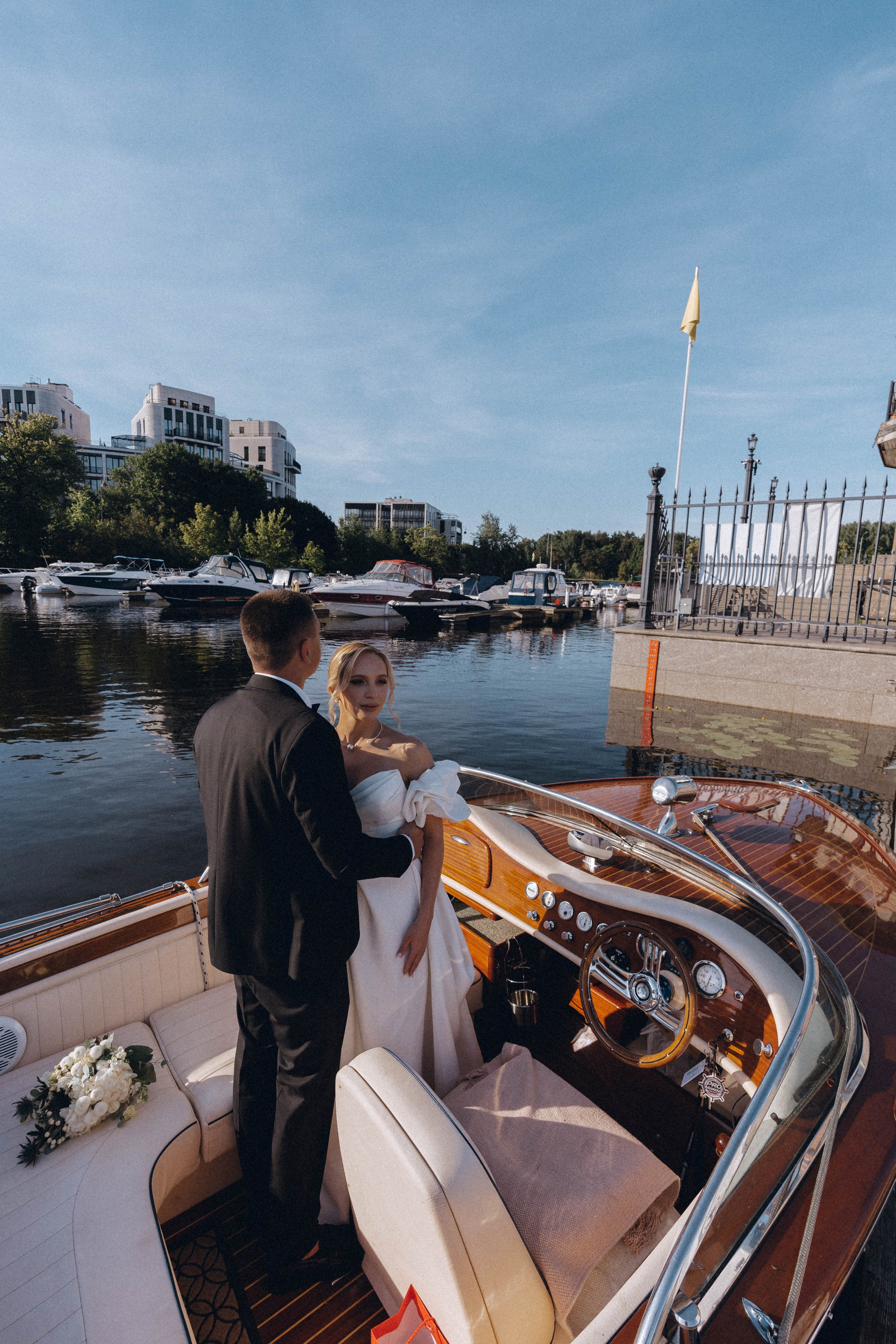 СВАДЕНБНАЯ СЬЕМКА НА КАТЕРЕ ПО КАНАЛАМ САНКТ-ПЕТЕРБУРГА И В АКВАТОРИИ НЕВЫ. Профессиональный фотограф, Санкт-Петербург — Виктория Богомолова