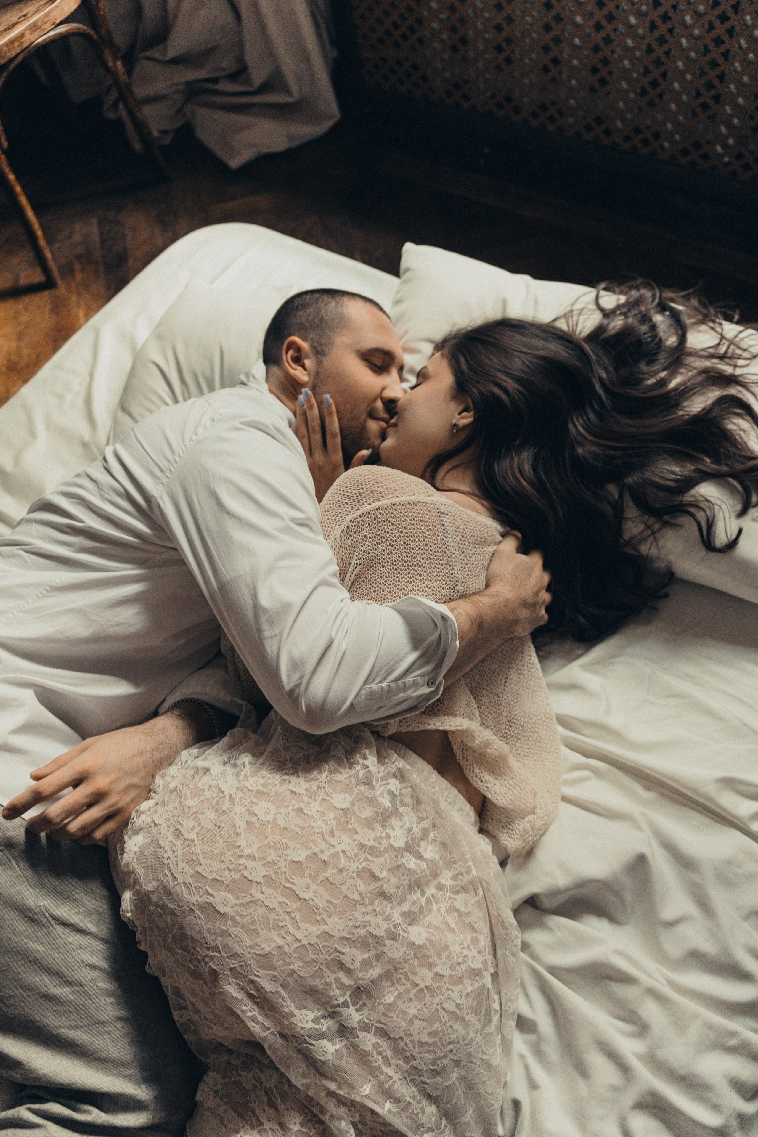 Парная фотосессия в студии. Фотосессия лавстори в Санкт-Петербурге. Живые атмосферный парные фотографии.