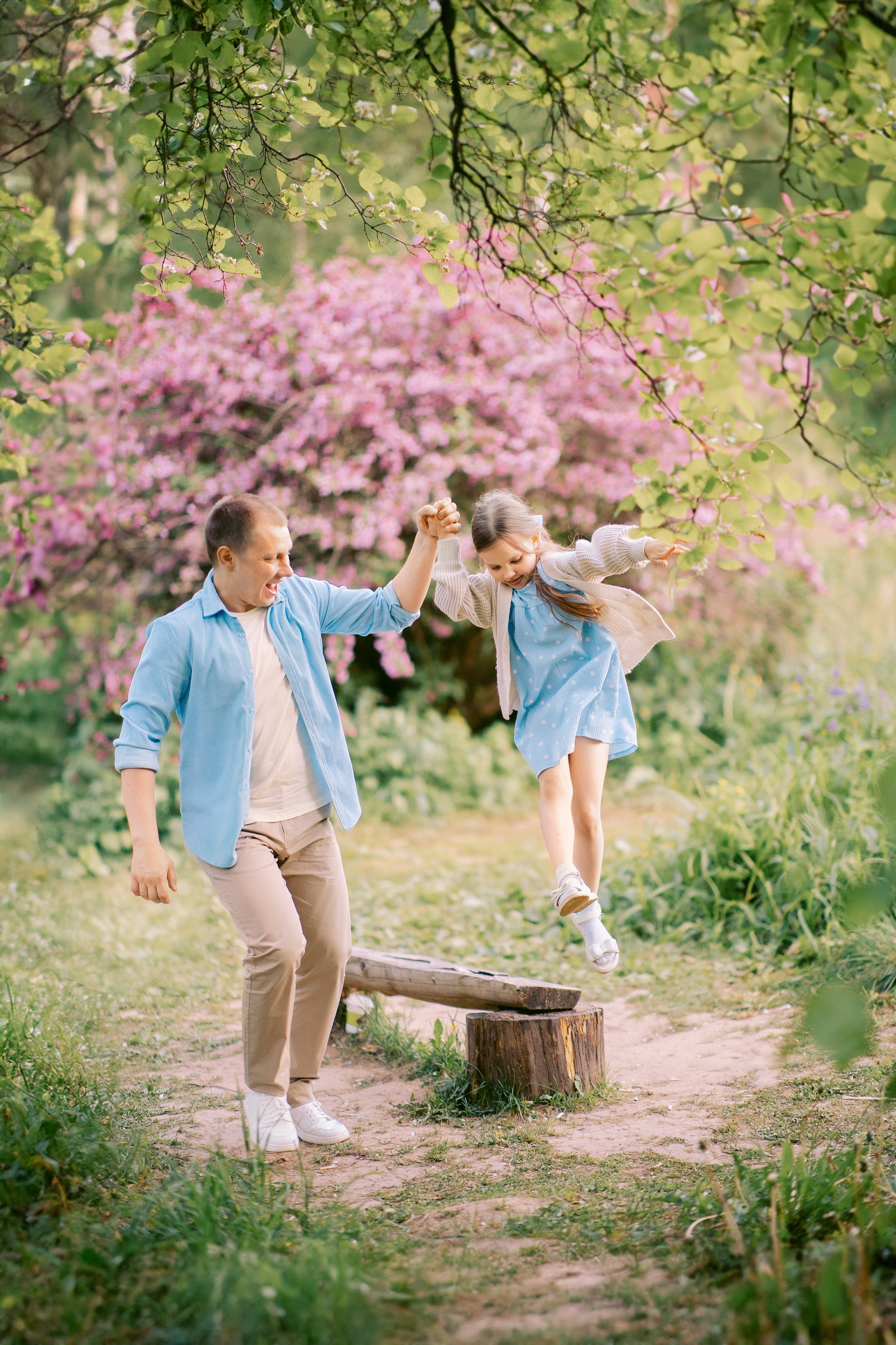 папа с дочкой играют в догонялки 