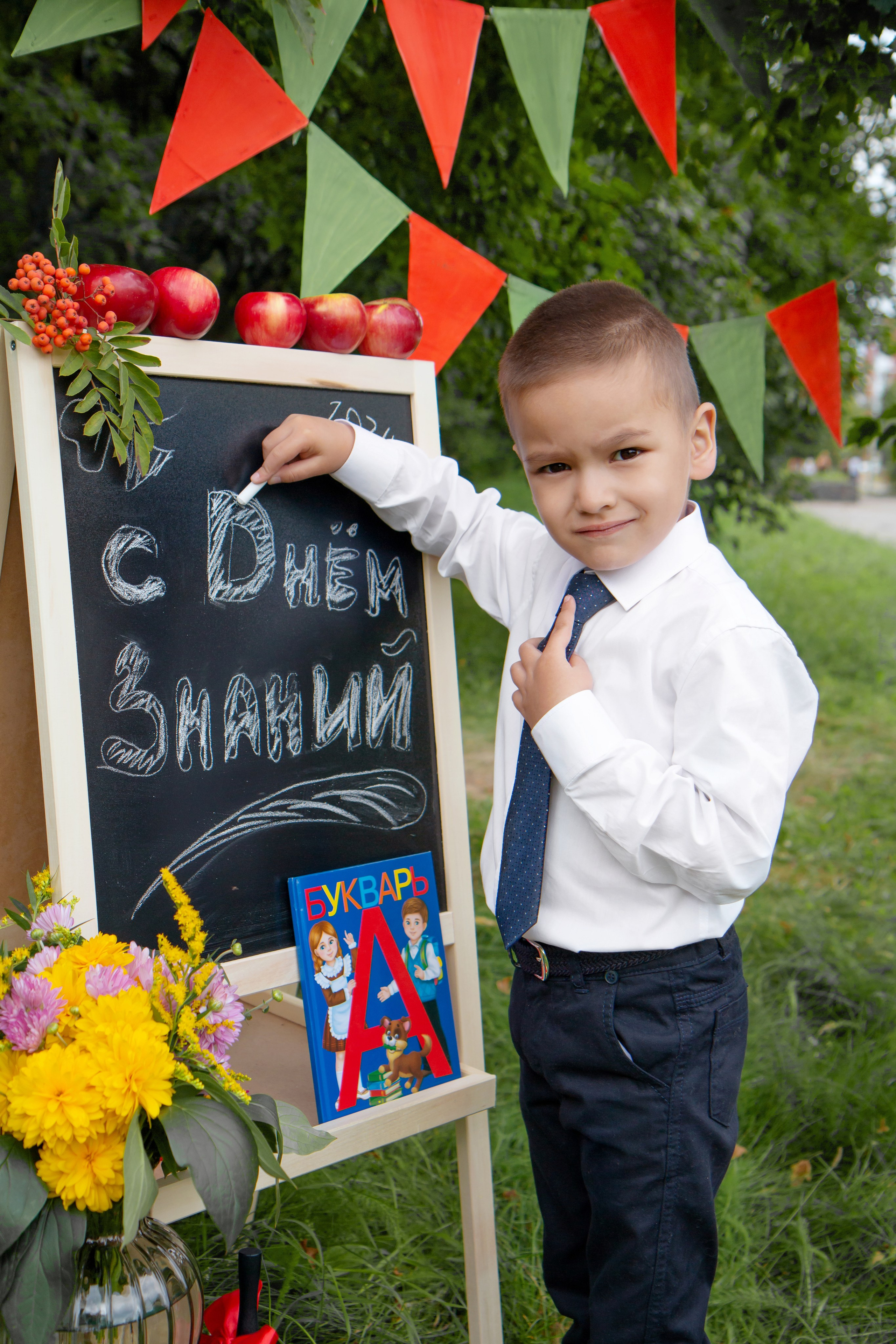 Школьная фотосессия на улице. Фотограф в Шелехове, лучшие выпускные альбомы в Шелехове