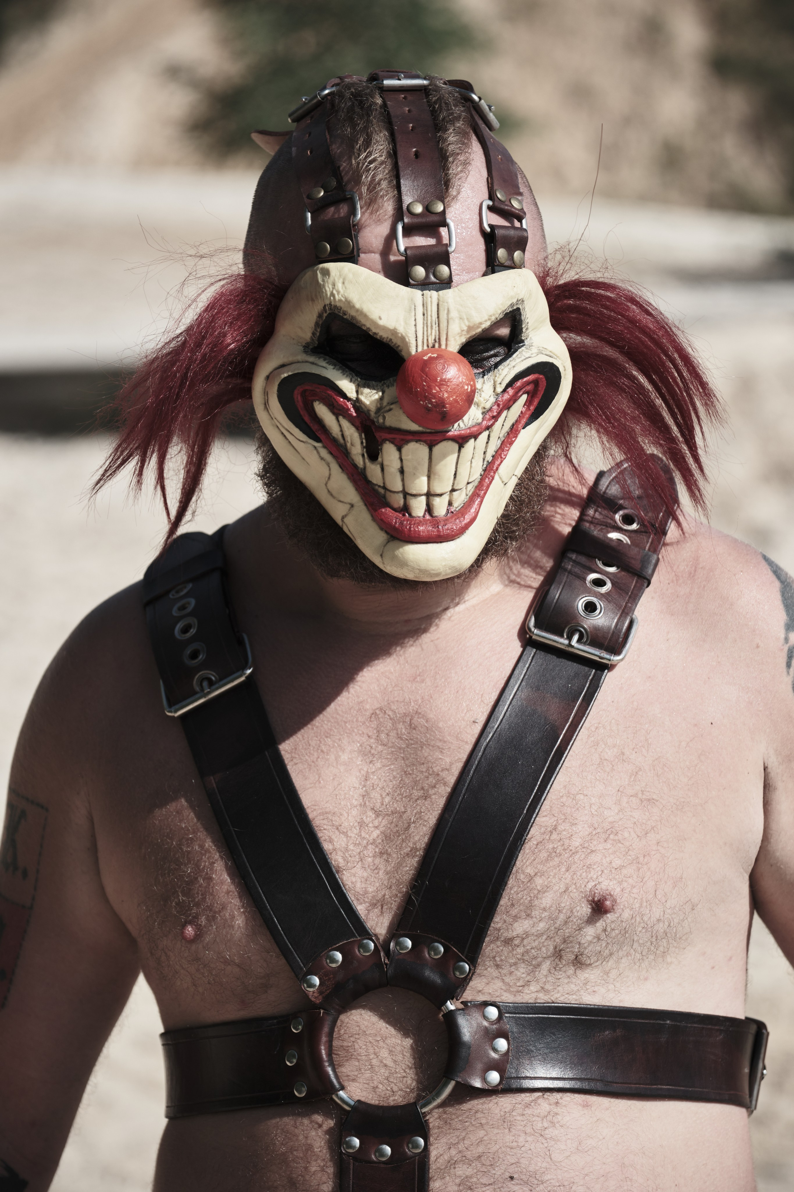 Мужчина в клоунской маске и ирокезом 