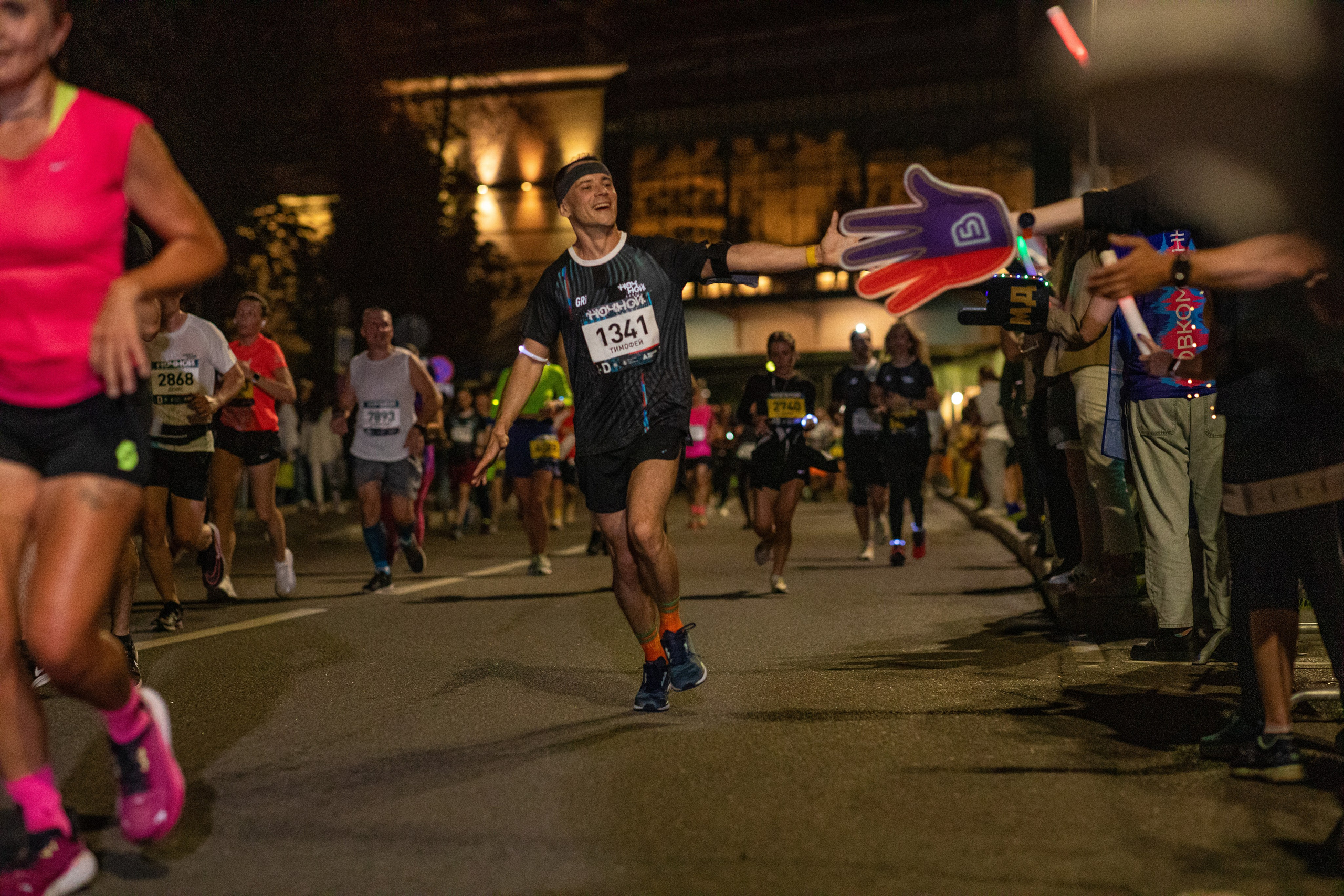 Ночной забег в ленте фотографий бегунов 03.08.24. Фотограф Сергей Ловкий
