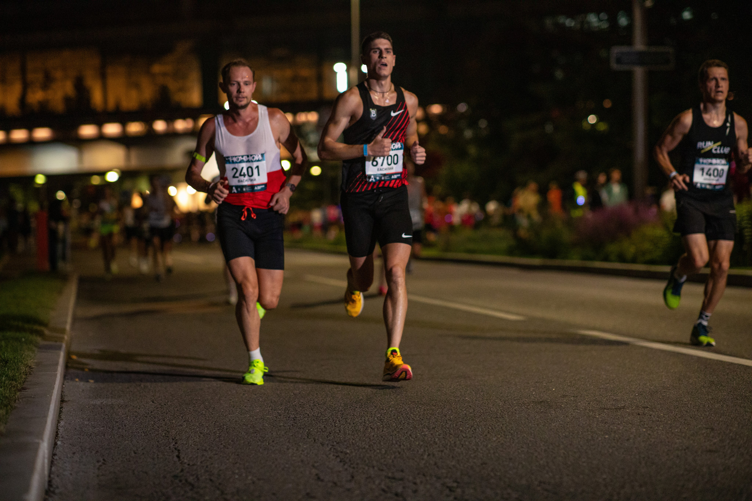 Ночной забег в ленте фотографий бегунов 03.08.24. Фотограф Сергей Ловкий