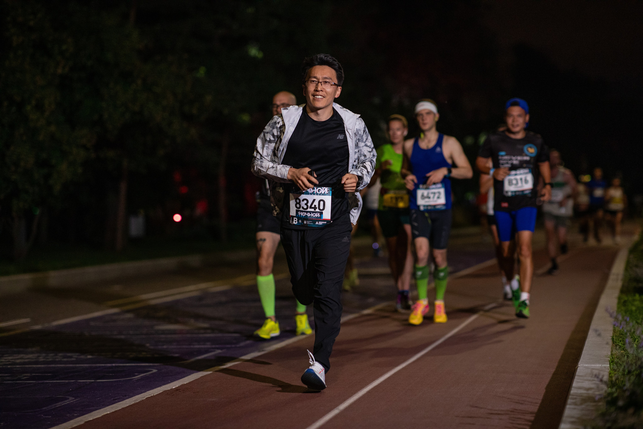 Ночной забег в ленте фотографий бегунов 03.08.24. Фотограф Сергей Ловкий