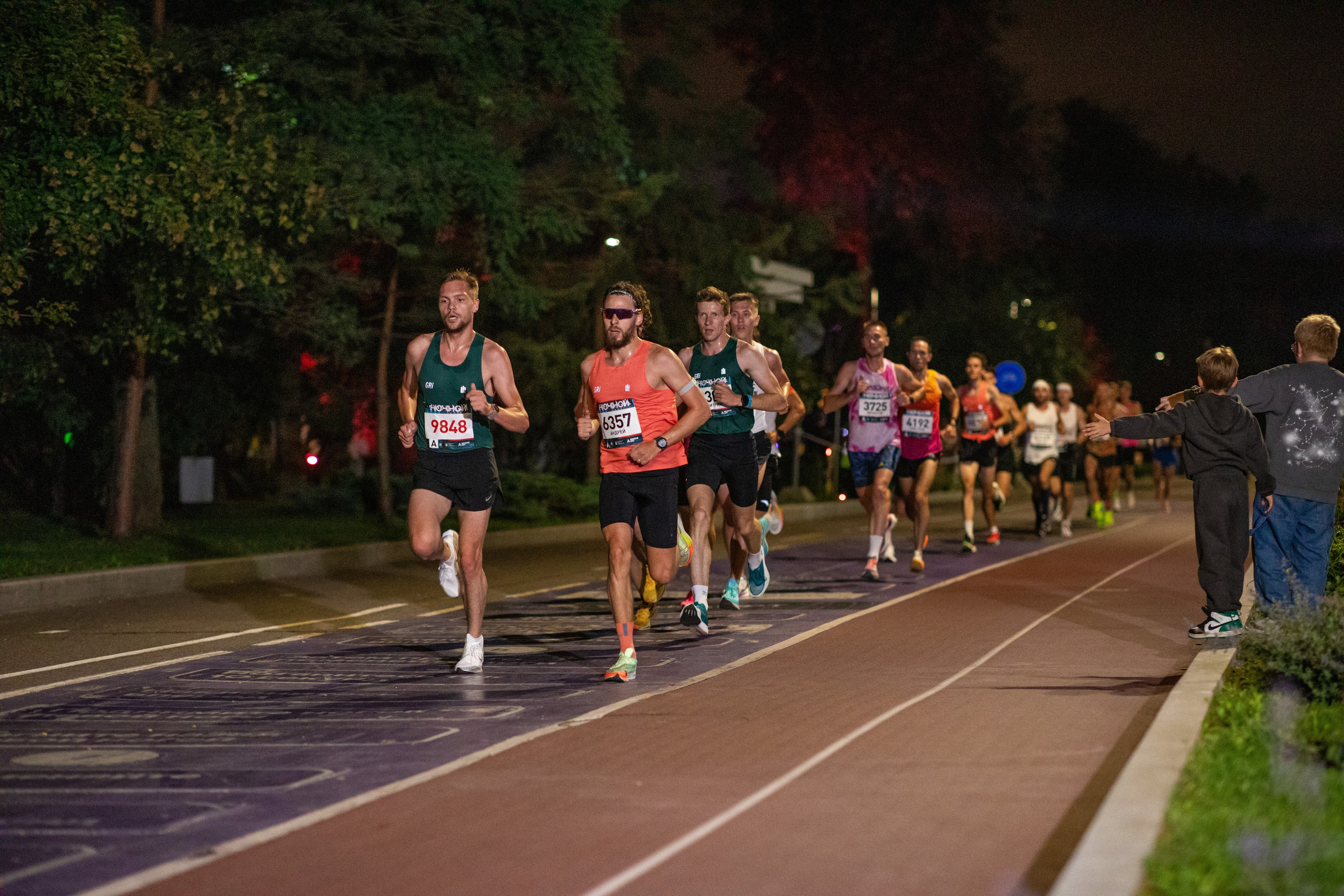 Ночной забег в ленте фотографий бегунов 03.08.24. Фотограф Сергей Ловкий