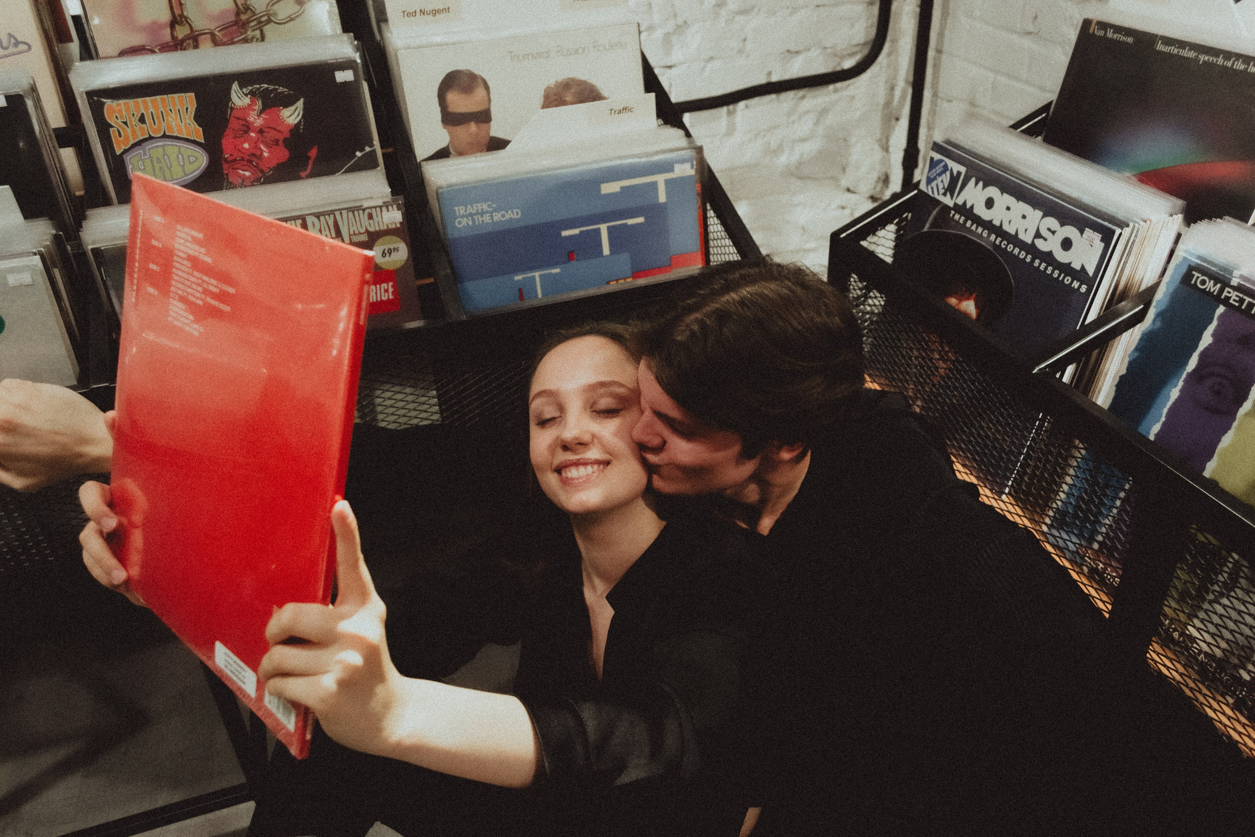 Парная ретро фотосессия в магазине с виниловыми пластинками