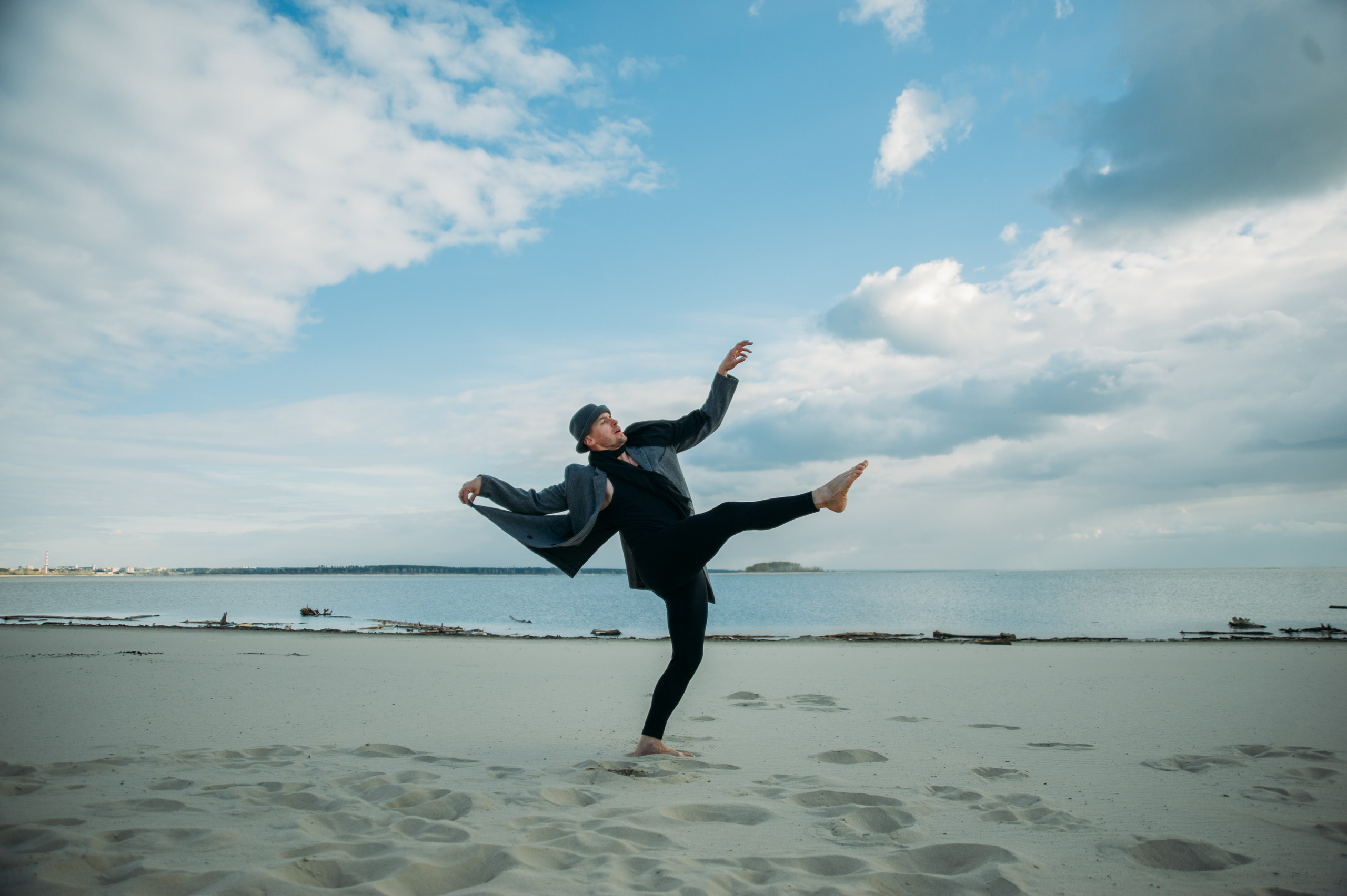 Мужская фотосессия на пляже Новосибирск. Портретный фотограф Новосибирск Дарья Едапина. Фотограф Дарья Едапина Новосибирск