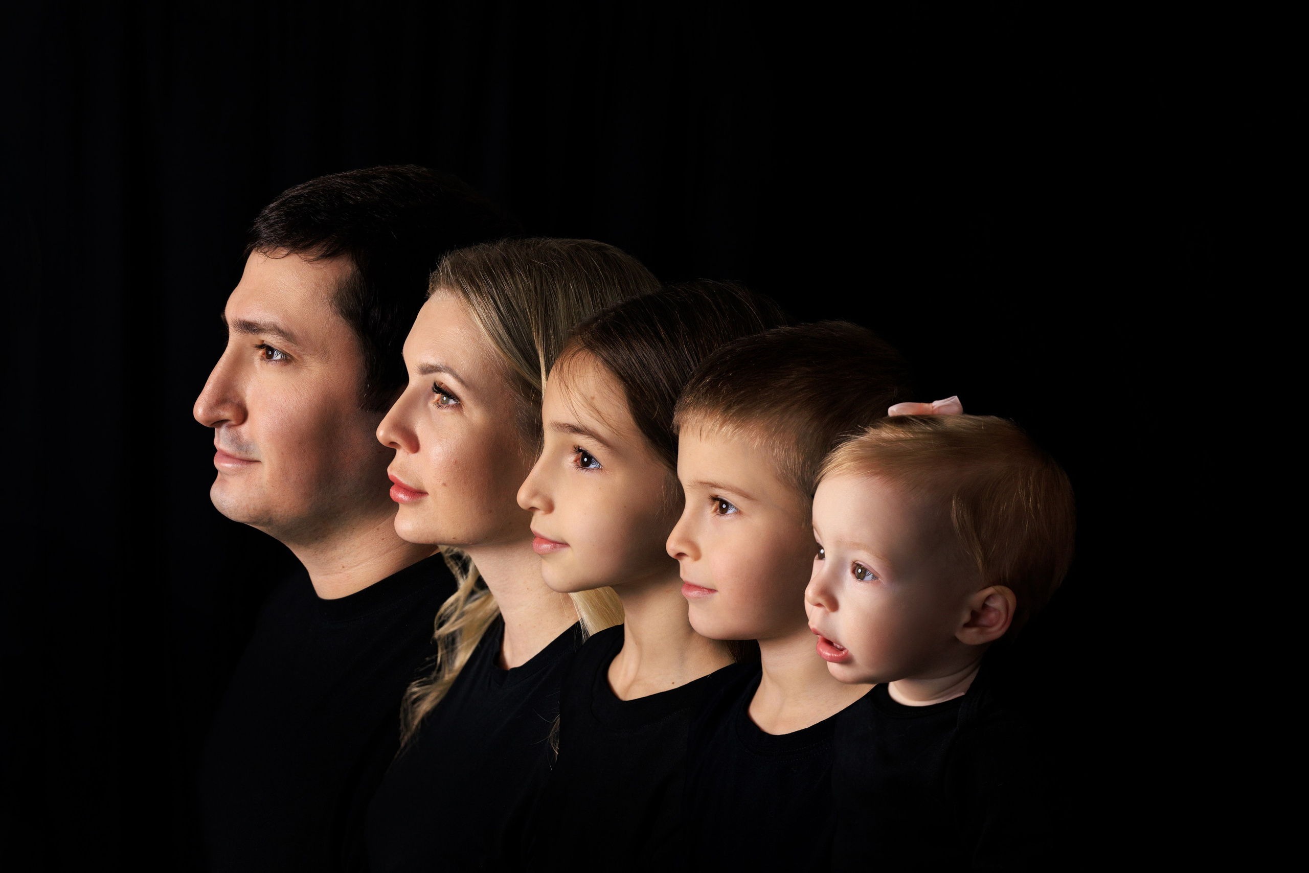Портрет поколений на чёрном фоне. Семейный и детский фотограф в Краснодаре Анна Трашкова
