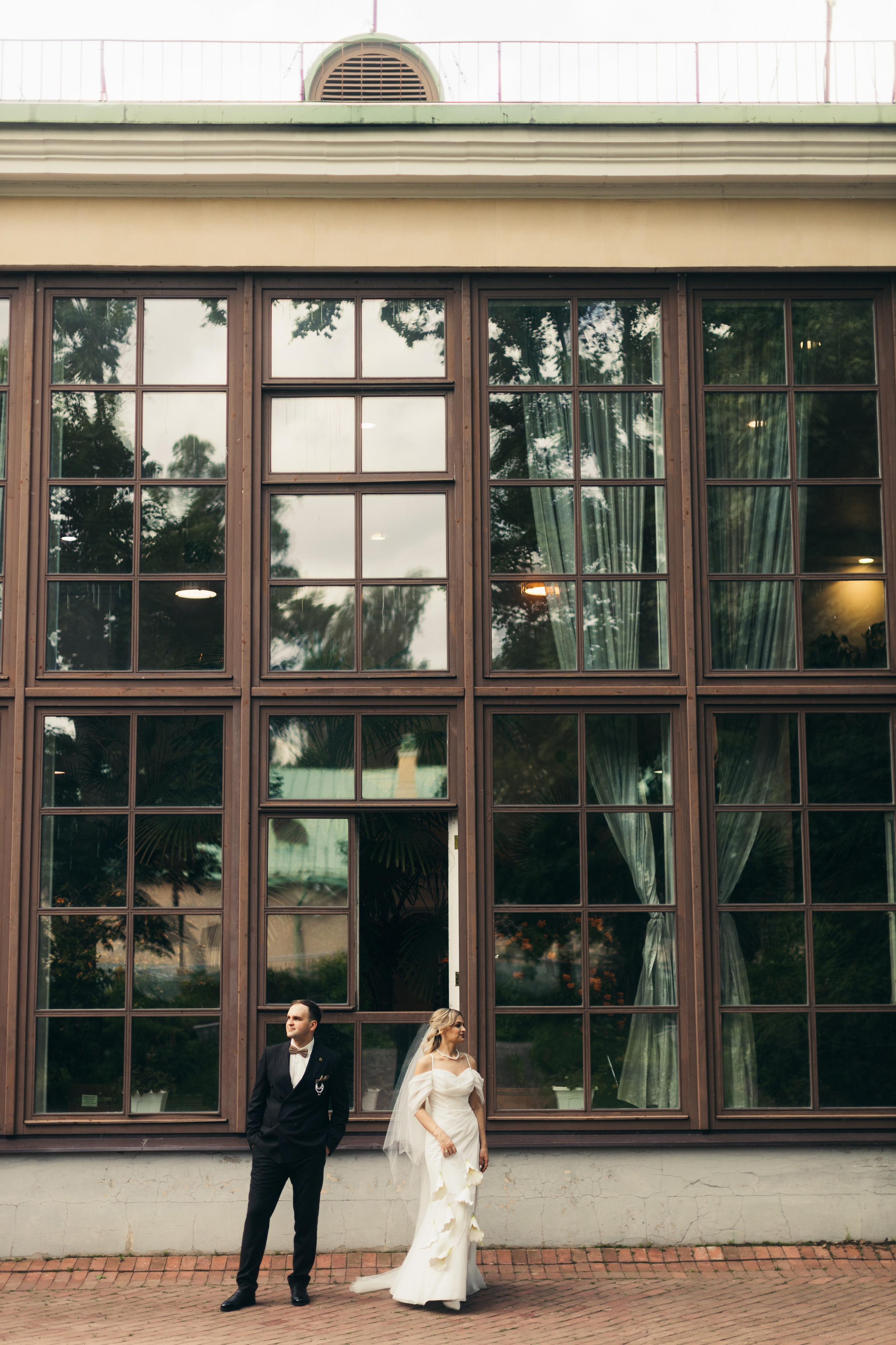 Саша и Маша, свадебная прогулка в Царицыно, плёночные и цифровые кадры. Свадебный и портретный фотограф в Москве Кристина Золотова