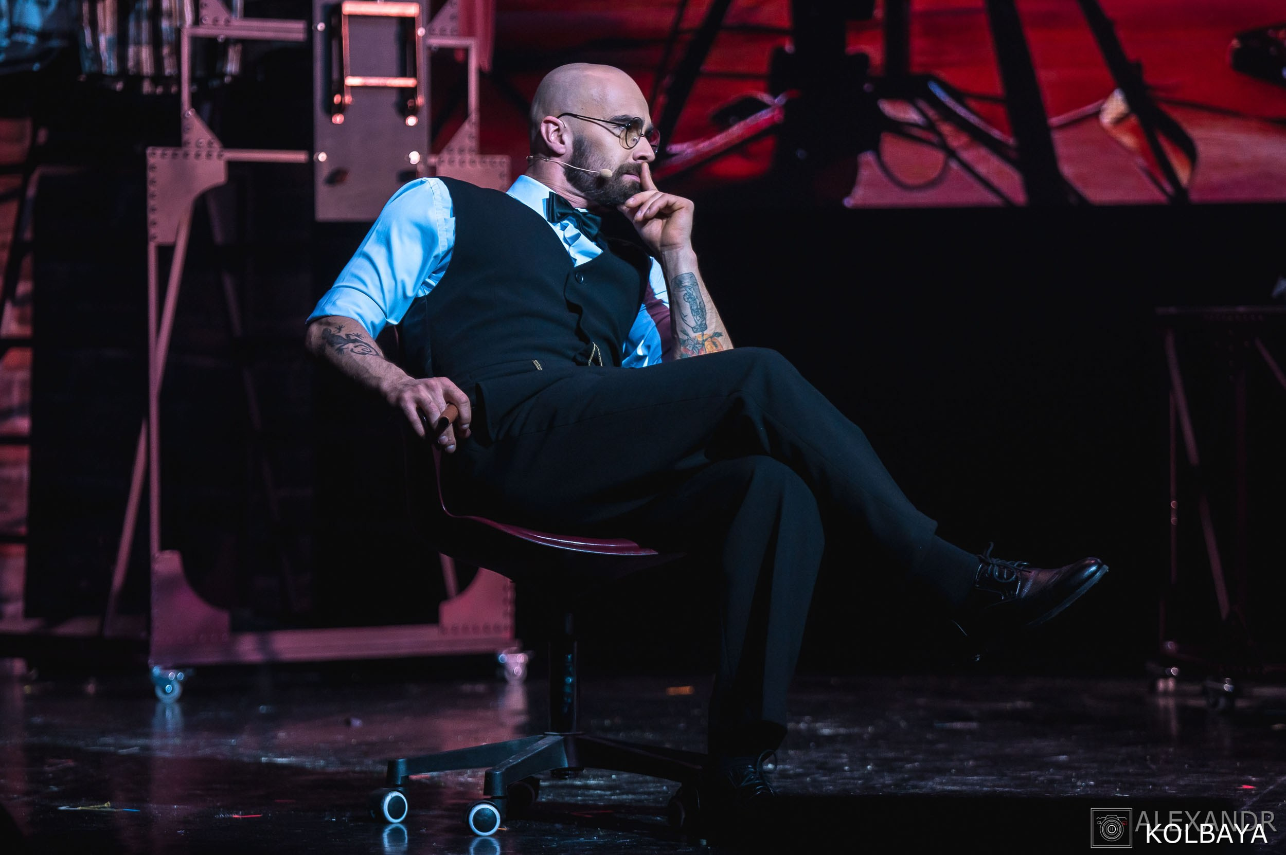 Фотографии со спектакля «Привет, я тетя Чарли». Концертный и театральный репортажный фотограф в Москве Александр Колбая