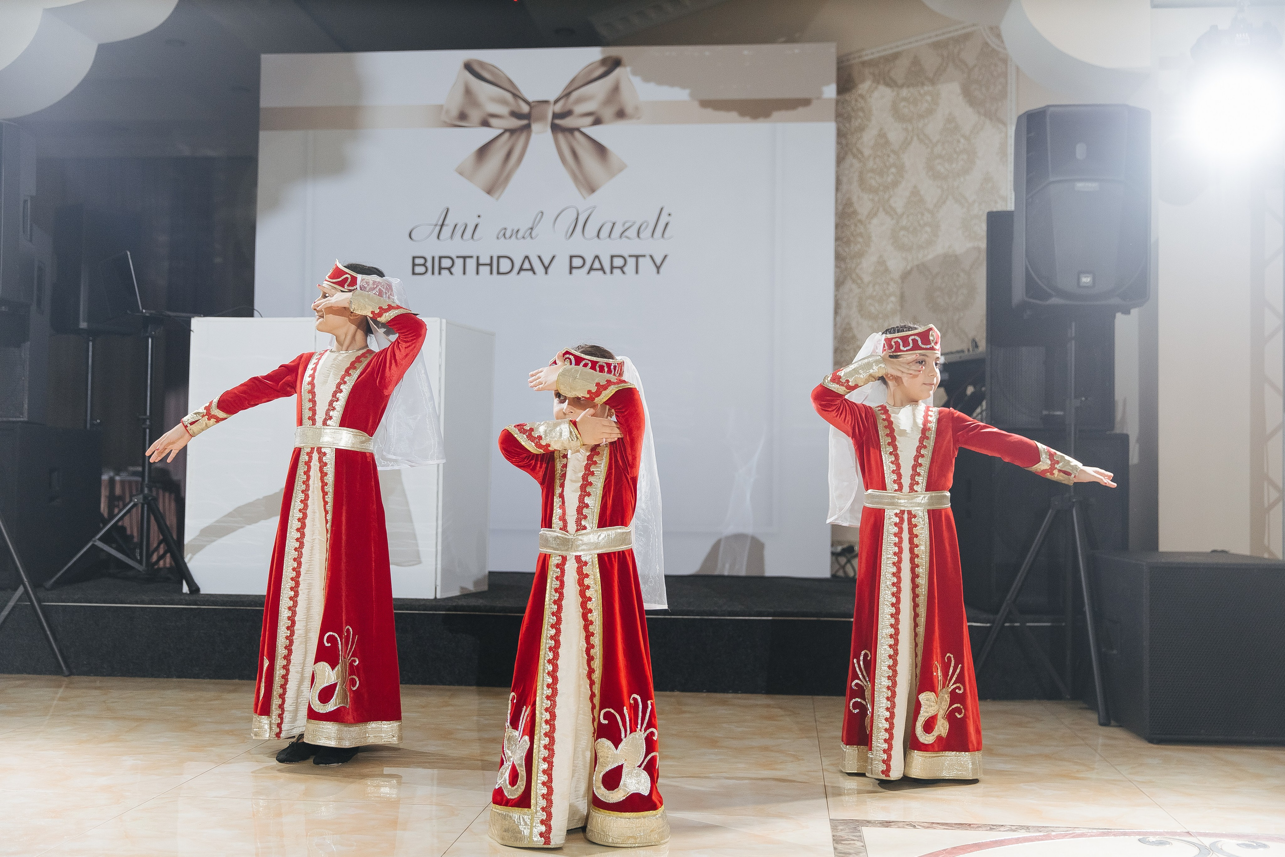 Ани и Назели. 35&5 День рождения, «Янтарь». Фотограф в Красноярске Надежда Воскресенская