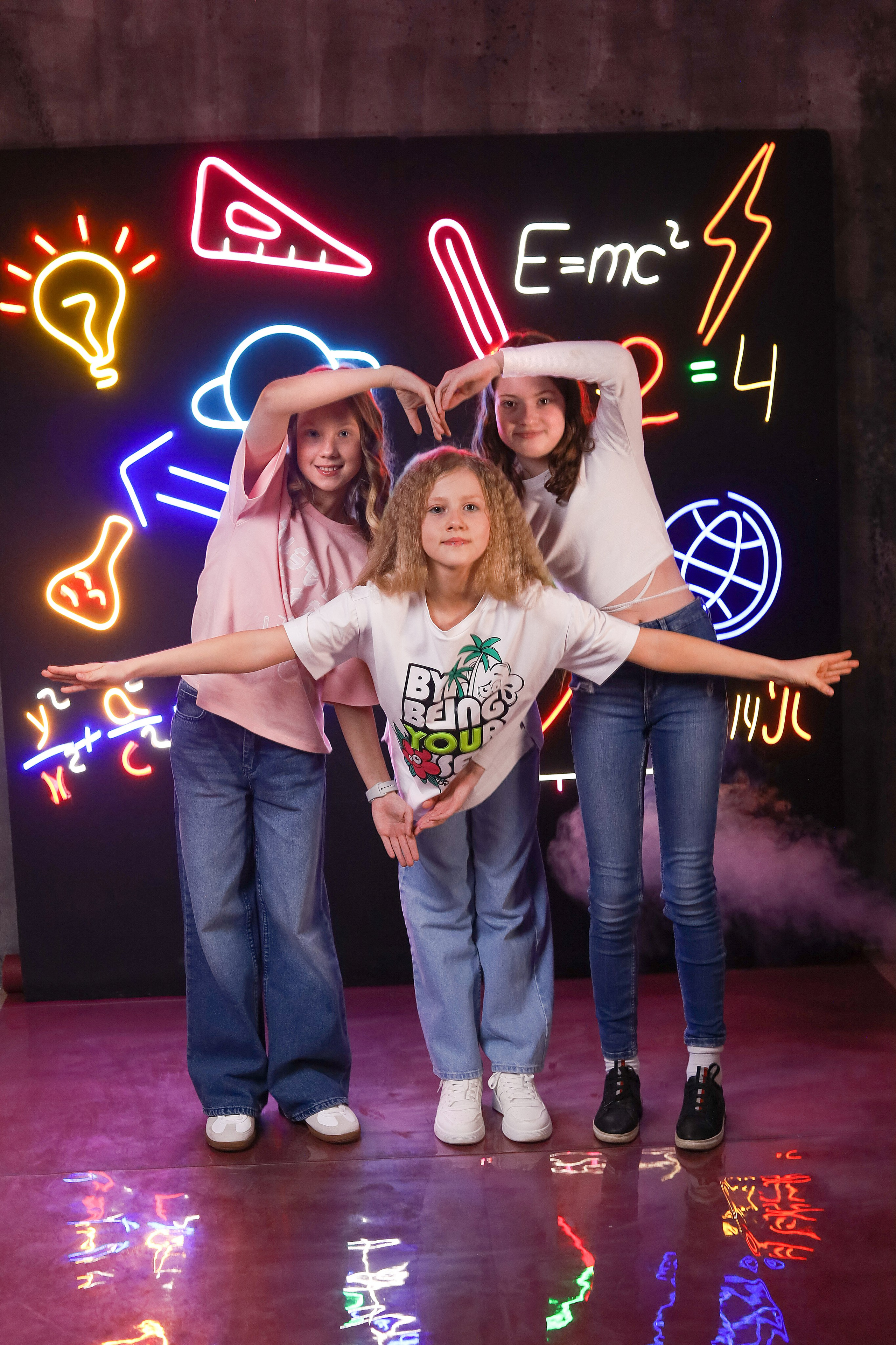 Выпускной альбом "Неон". Выпускные альбомы в Тюмени для школ, садов, вузов спортивных секций