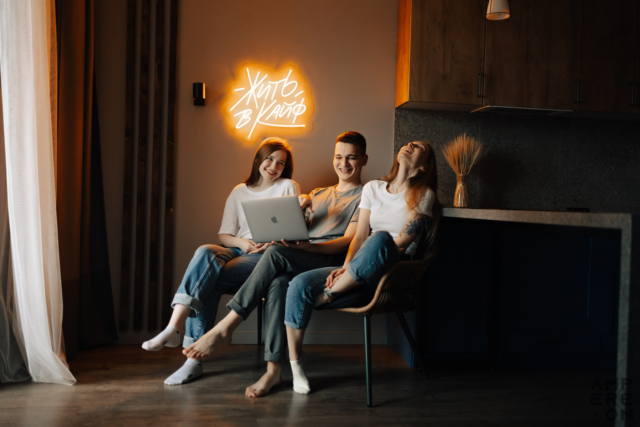 Ampereon — Неоновые вывески. Портретный и репортажный фотограф в Казани Максим Сипачев