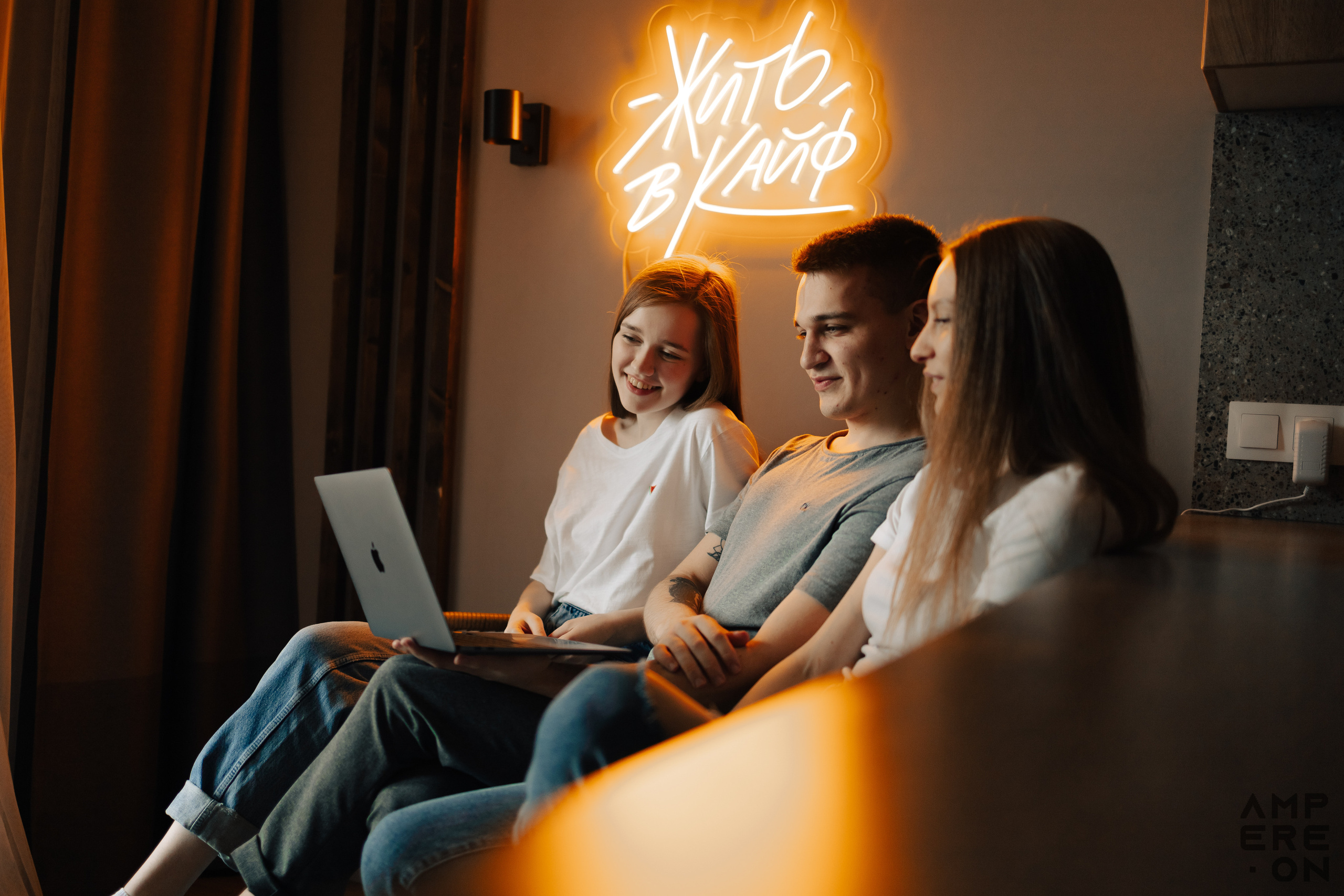 Ampereon — Неоновые вывески. Портретный и репортажный фотограф в Казани Максим Сипачев