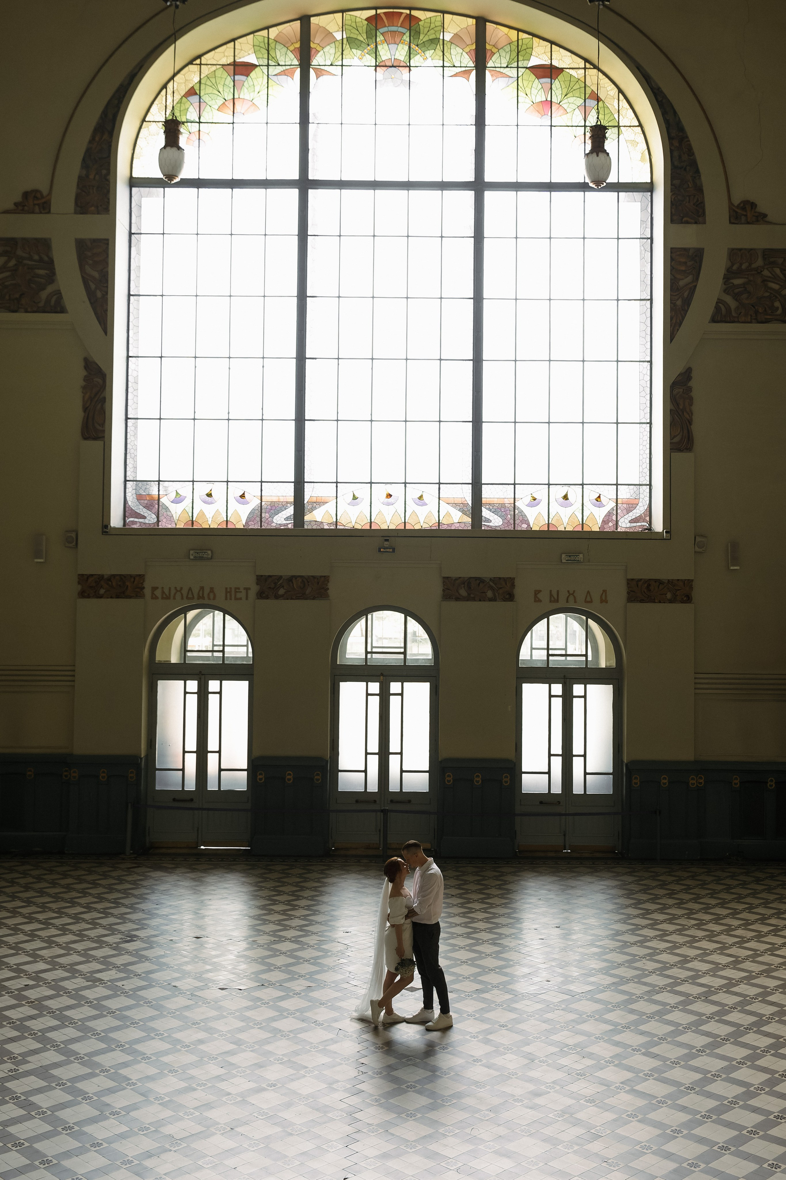 Кристина и Артем — свадебная съемка на Витебском вокзале. Свадебный и портретный фотограф в Санкт-Петербурге Анна Демьянова