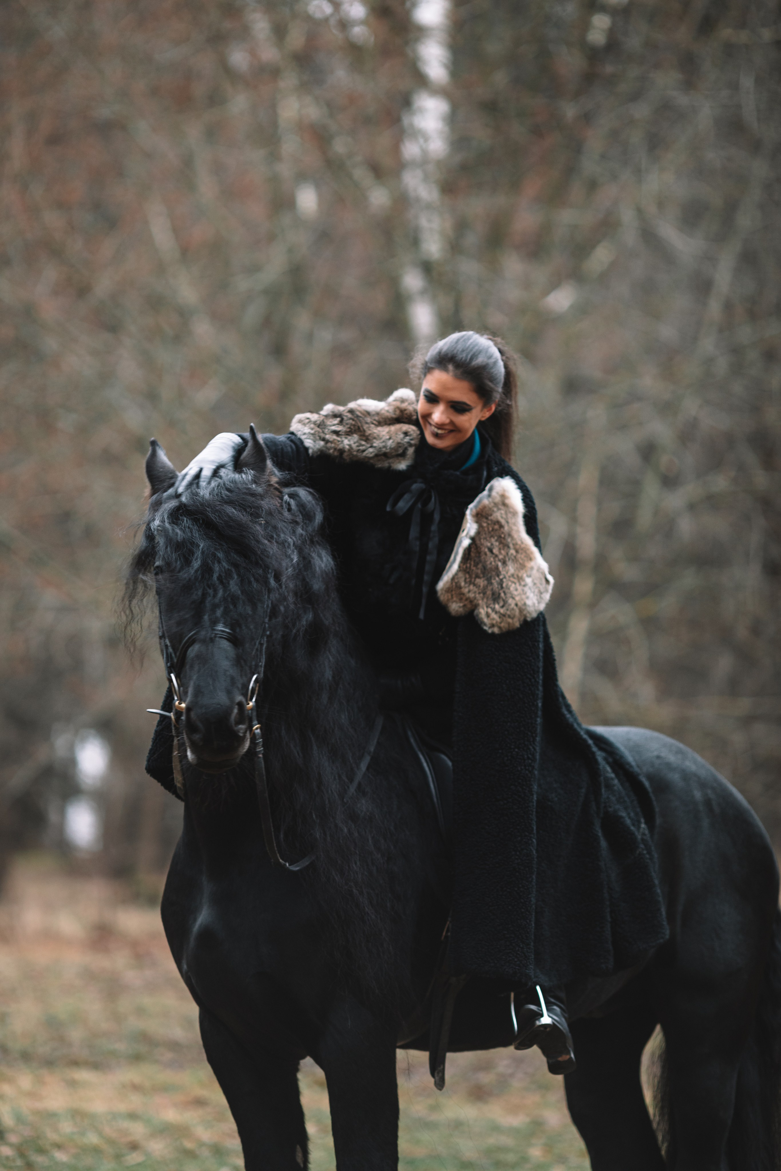 Наташа с фризом в костюме викинга. Фотосессии с лошадьми